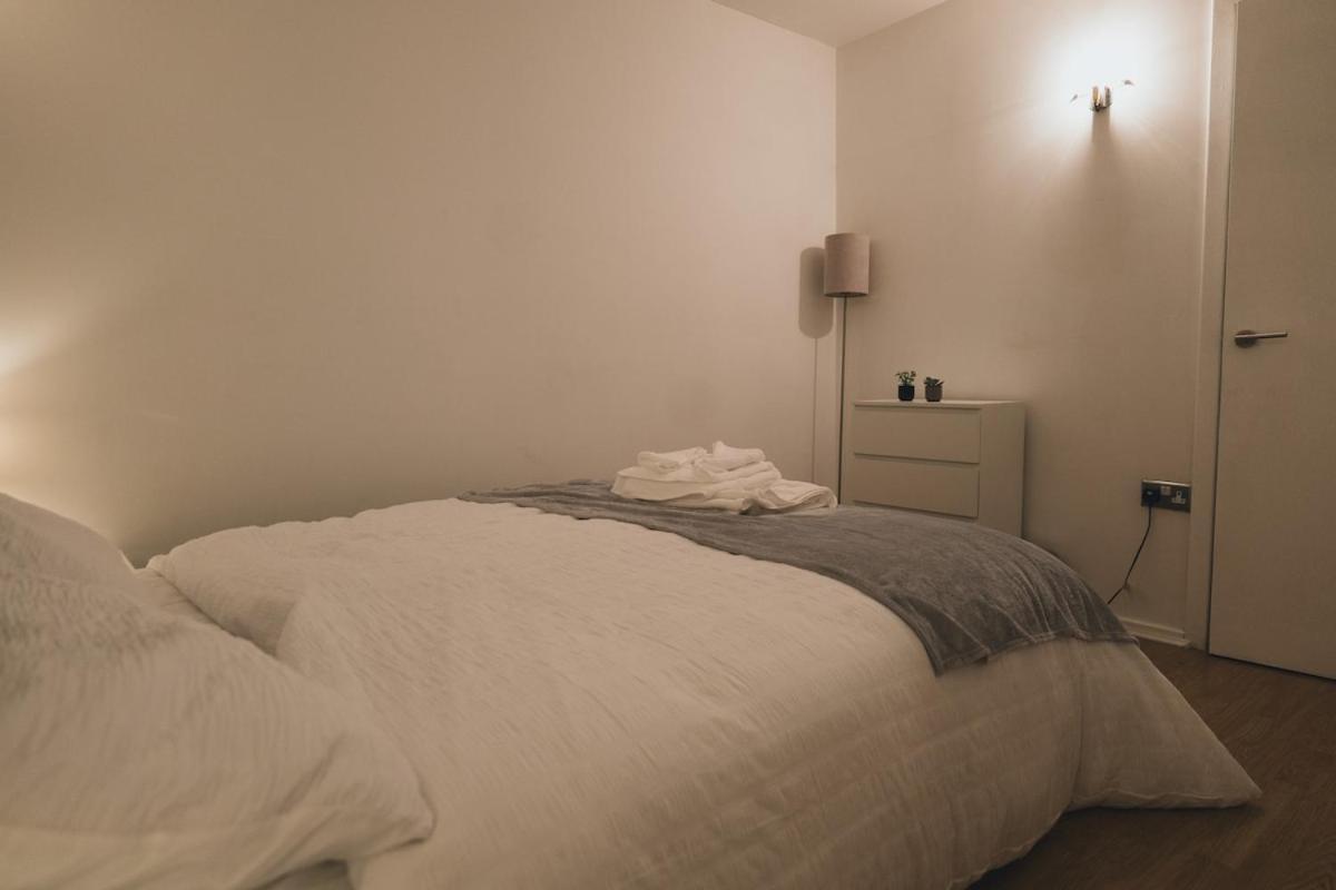 Luxury 2 Bedroom Penthouse With Thrilling Waterfront And Views, Canary Wharf Apartment