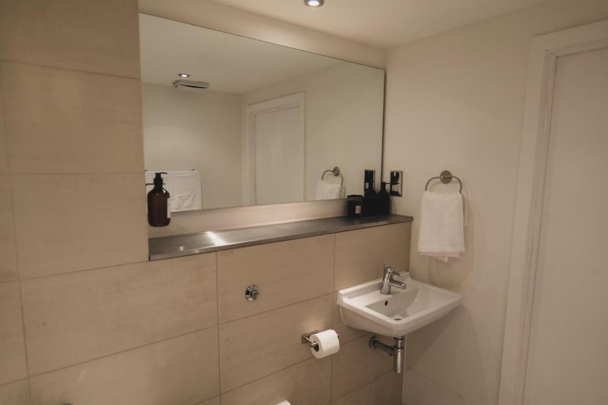 Luxury 2 Bedroom Penthouse With Thrilling Waterfront And Views, Canary Wharf Apartment London