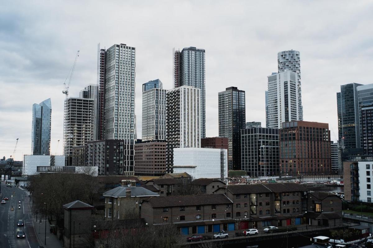 Luxury 2 Bedroom Penthouse With Thrilling Waterfront And Views, Canary Wharf Apartment London
