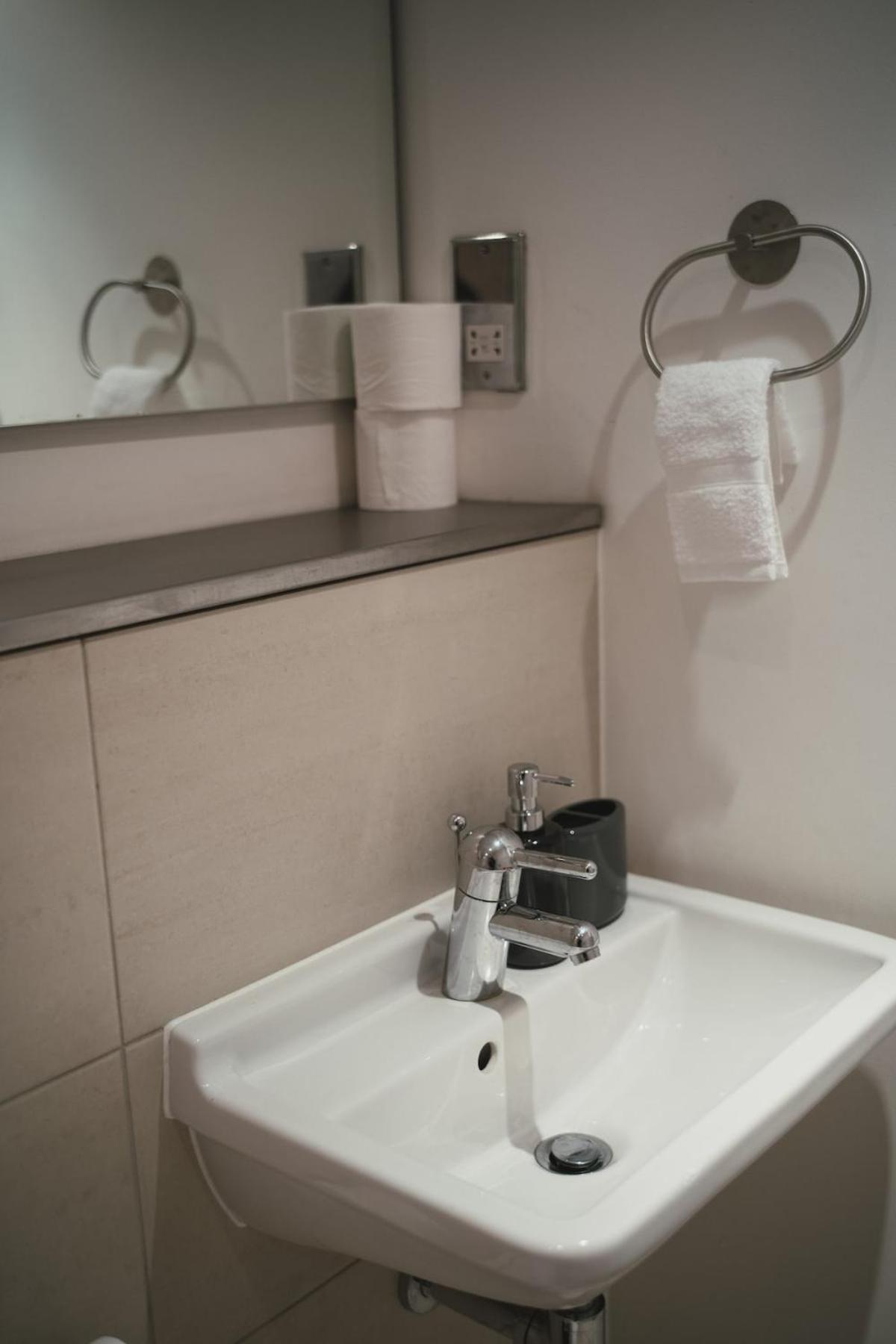 Apartment Luxury 2 Bedroom Penthouse With Thrilling Waterfront And Views, Canary Wharf London