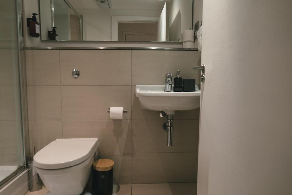 Luxury 2 Bedroom Penthouse With Thrilling Waterfront And Views, Canary Wharf *