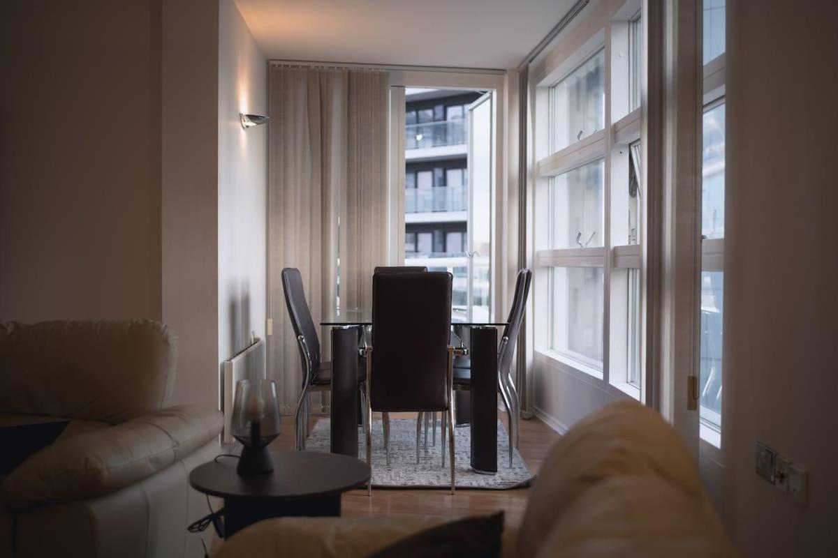 Luxury 2 Bedroom Penthouse With Thrilling Waterfront And Views, Canary Wharf Apartment London