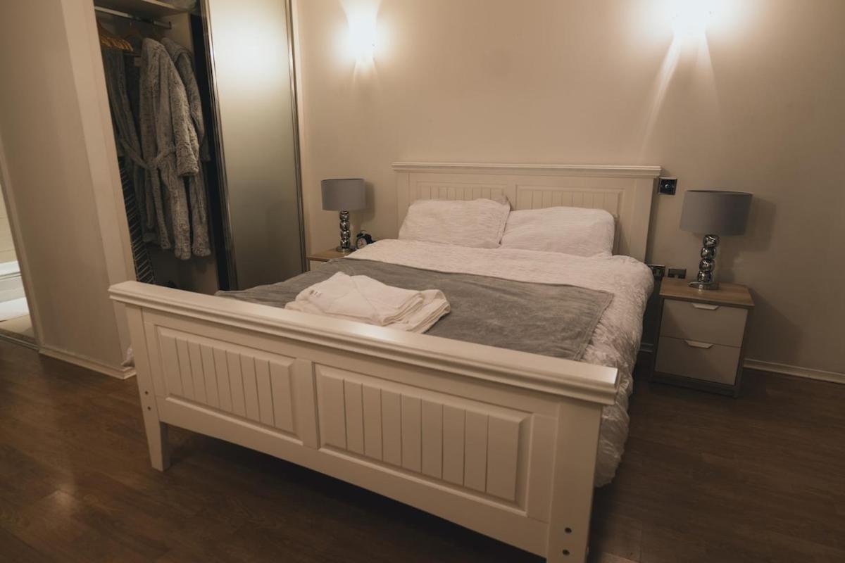 Apartment Luxury 2 Bedroom Penthouse With Thrilling Waterfront And Views, Canary Wharf London