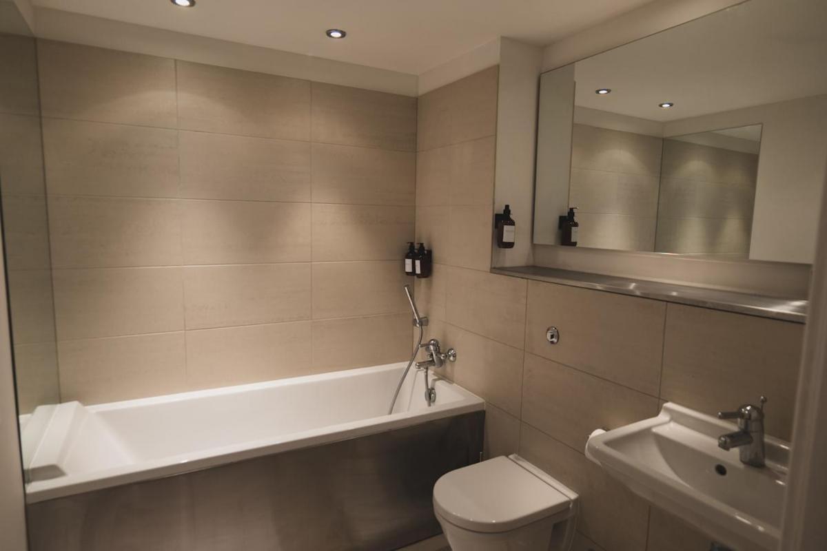 Luxury 2 Bedroom Penthouse With Thrilling Waterfront And Views, Canary Wharf Apartment *