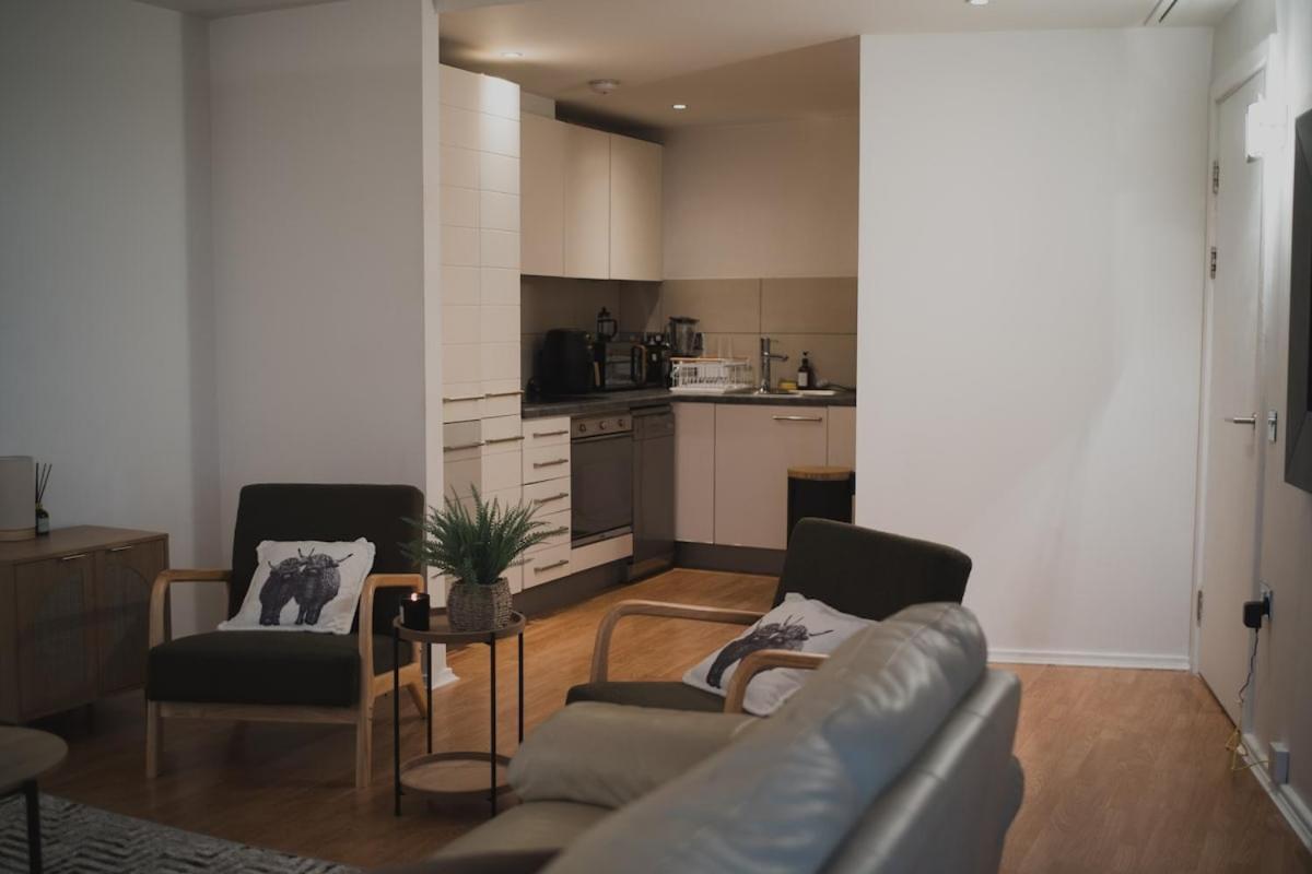 Luxury 2 Bedroom Penthouse With Thrilling Waterfront And Views, Canary Wharf London