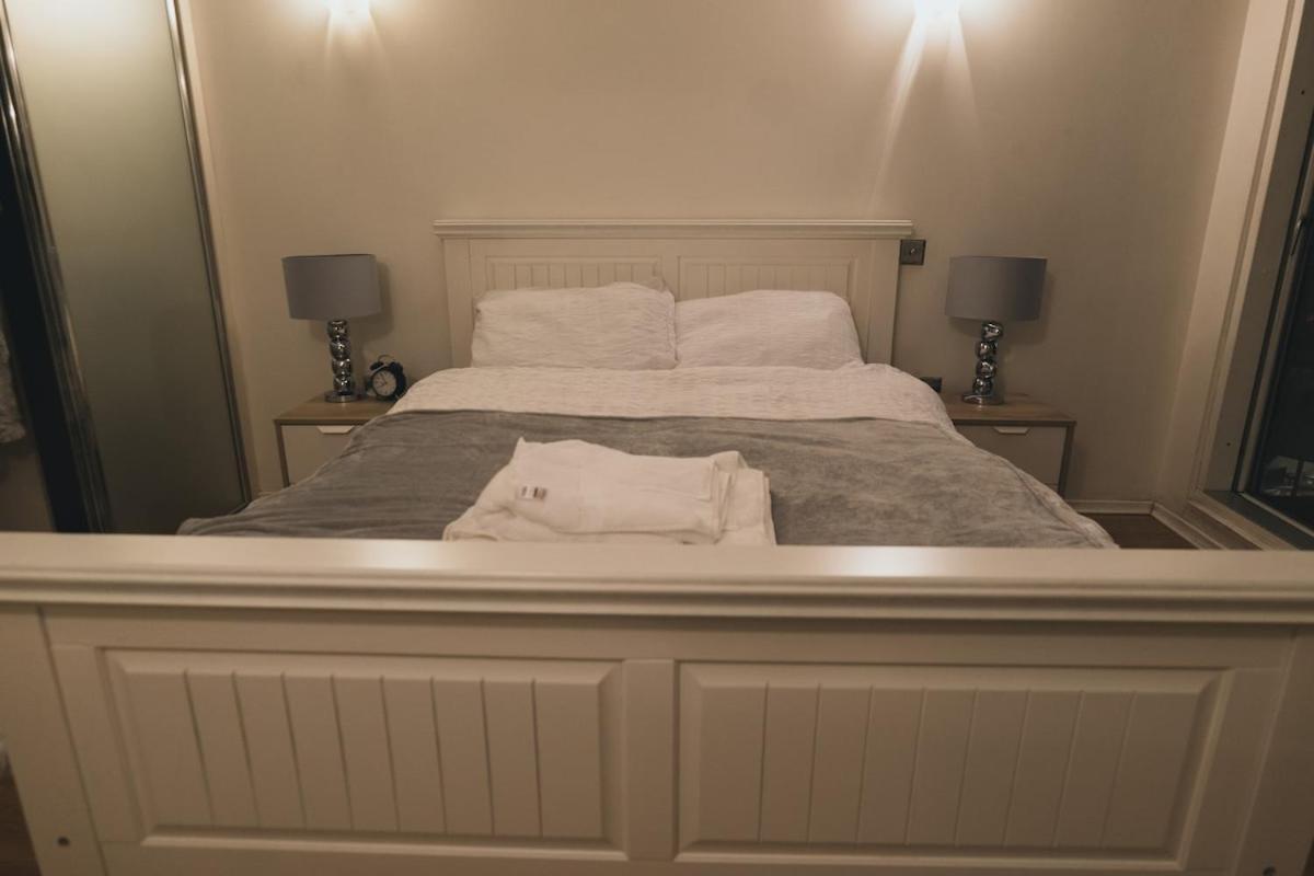 Luxury 2 Bedroom Penthouse With Thrilling Waterfront And Views, Canary Wharf *
