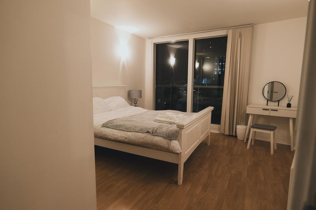 Luxury 2 Bedroom Penthouse With Thrilling Waterfront And Views, Canary Wharf Apartment London