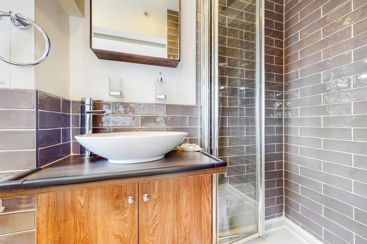 The Cosy Urban Jungle - Brixton Apartment *