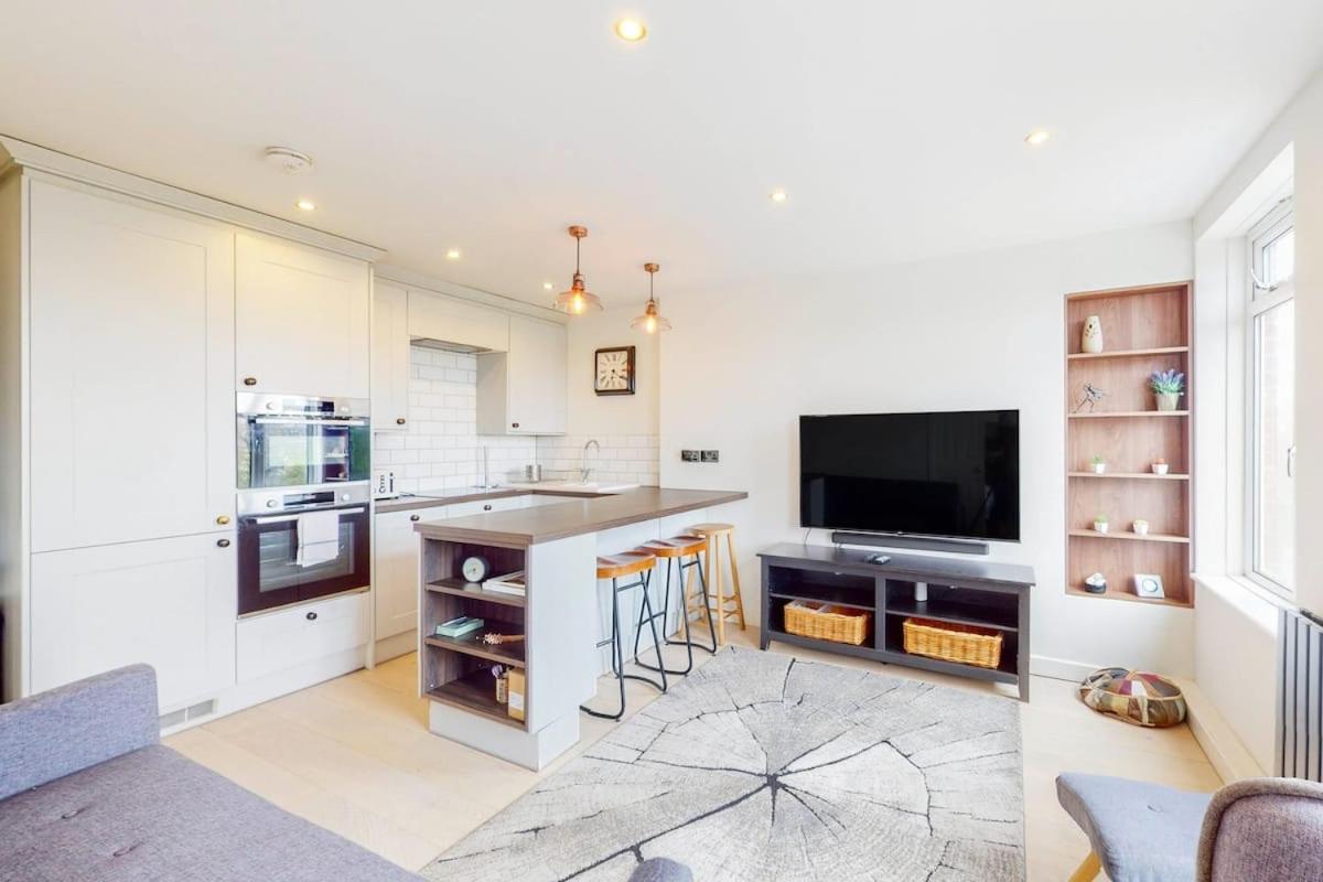 The Cosy Urban Jungle - Brixton Apartment London