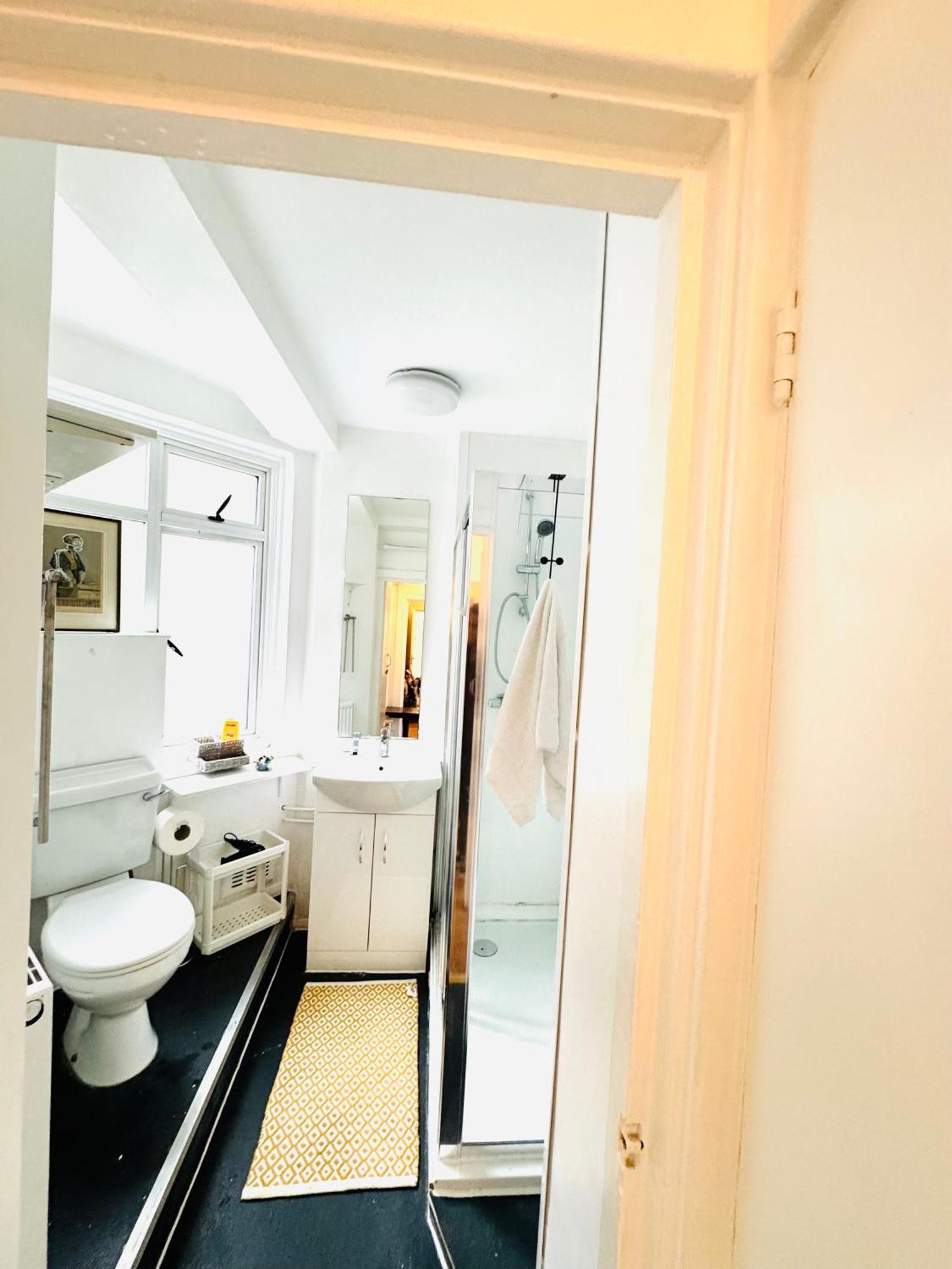Modern Flat Steps From Finsbury & Emirates Stadium! * London
