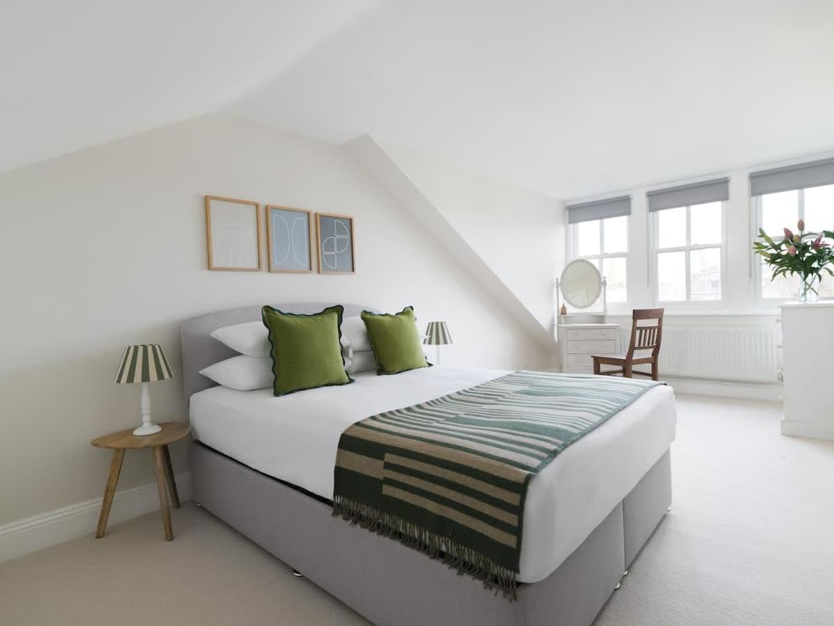 Luxury 5-bedroom Town House In Brook Holiday home *