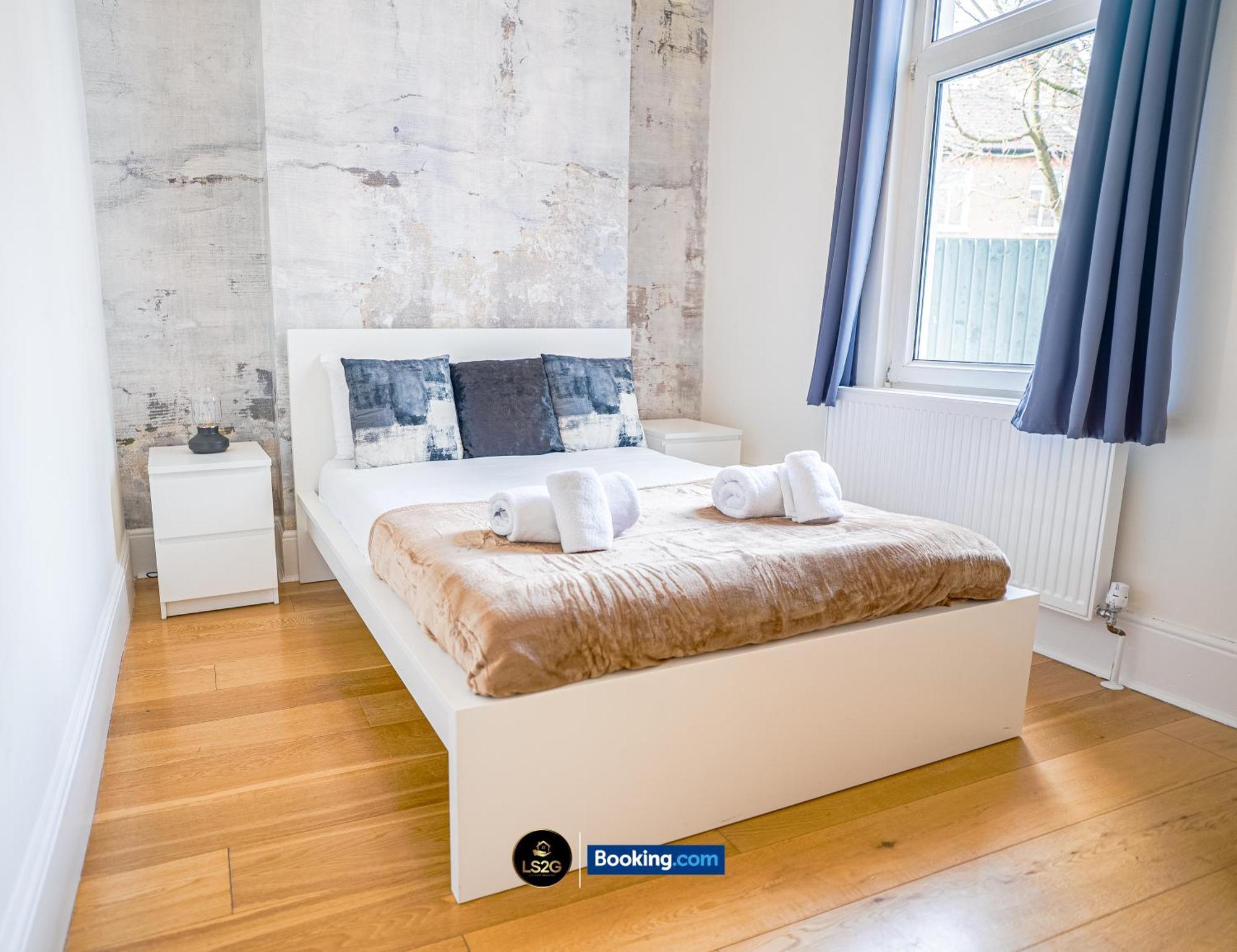 Vakantiehuis Stunning House By Ls2g Short Lets & Serviced Greater With Free Wifi *