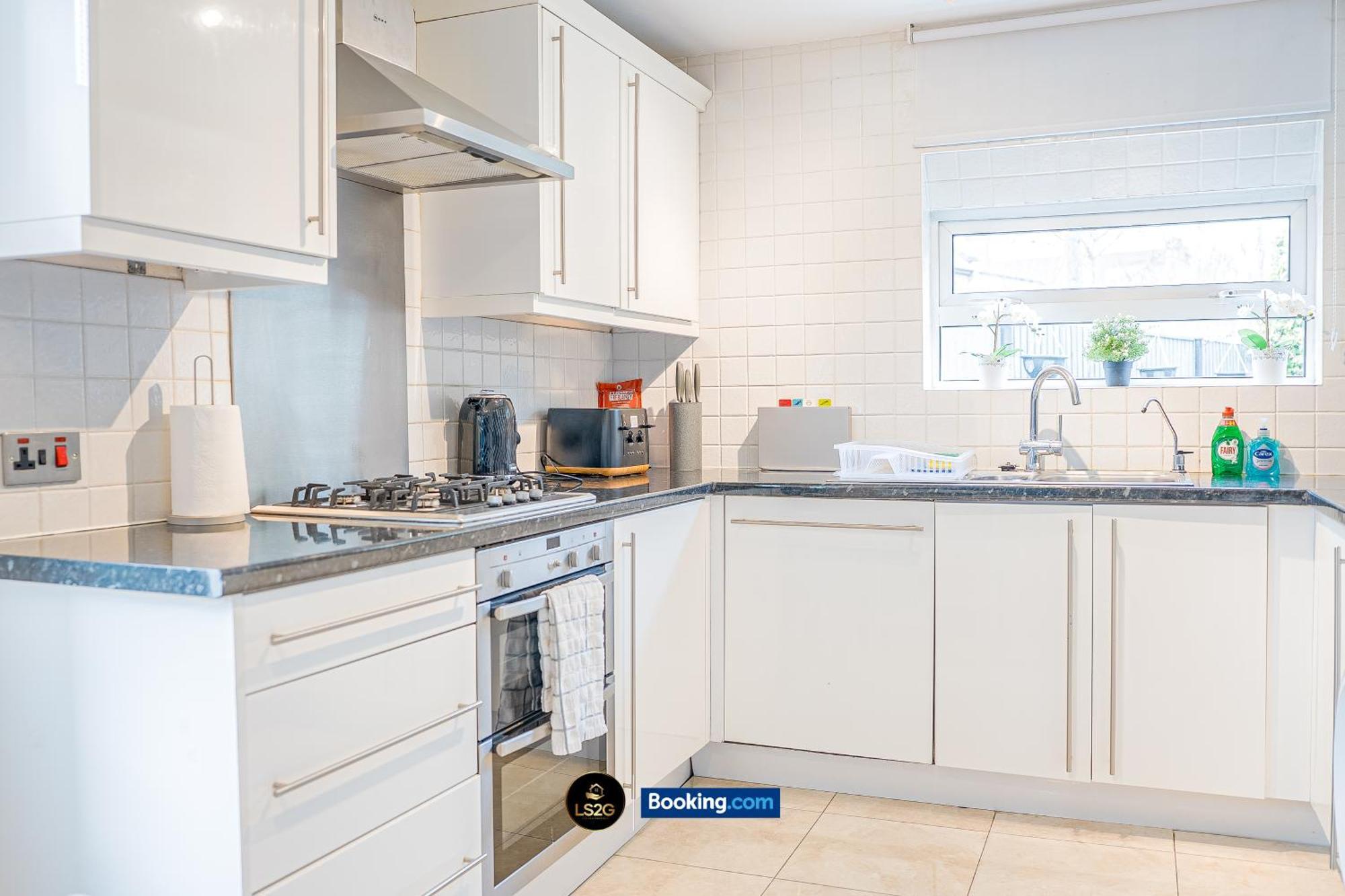 Vakantiehuis Stunning House By Ls2g Short Lets & Serviced Greater With Free Wifi *