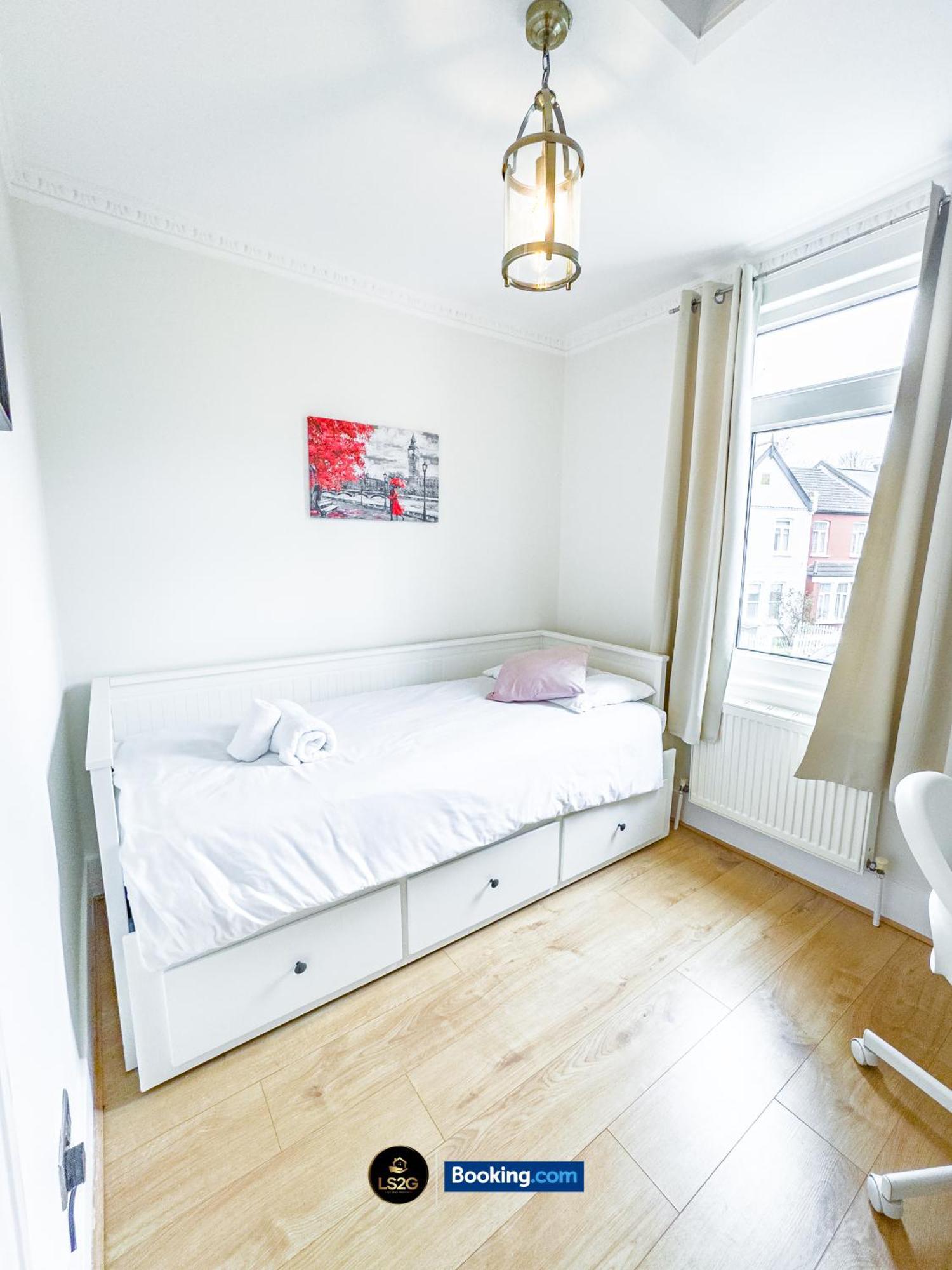 Stunning House By Ls2g Short Lets & Serviced Greater With Free Wifi Vakantiehuis *