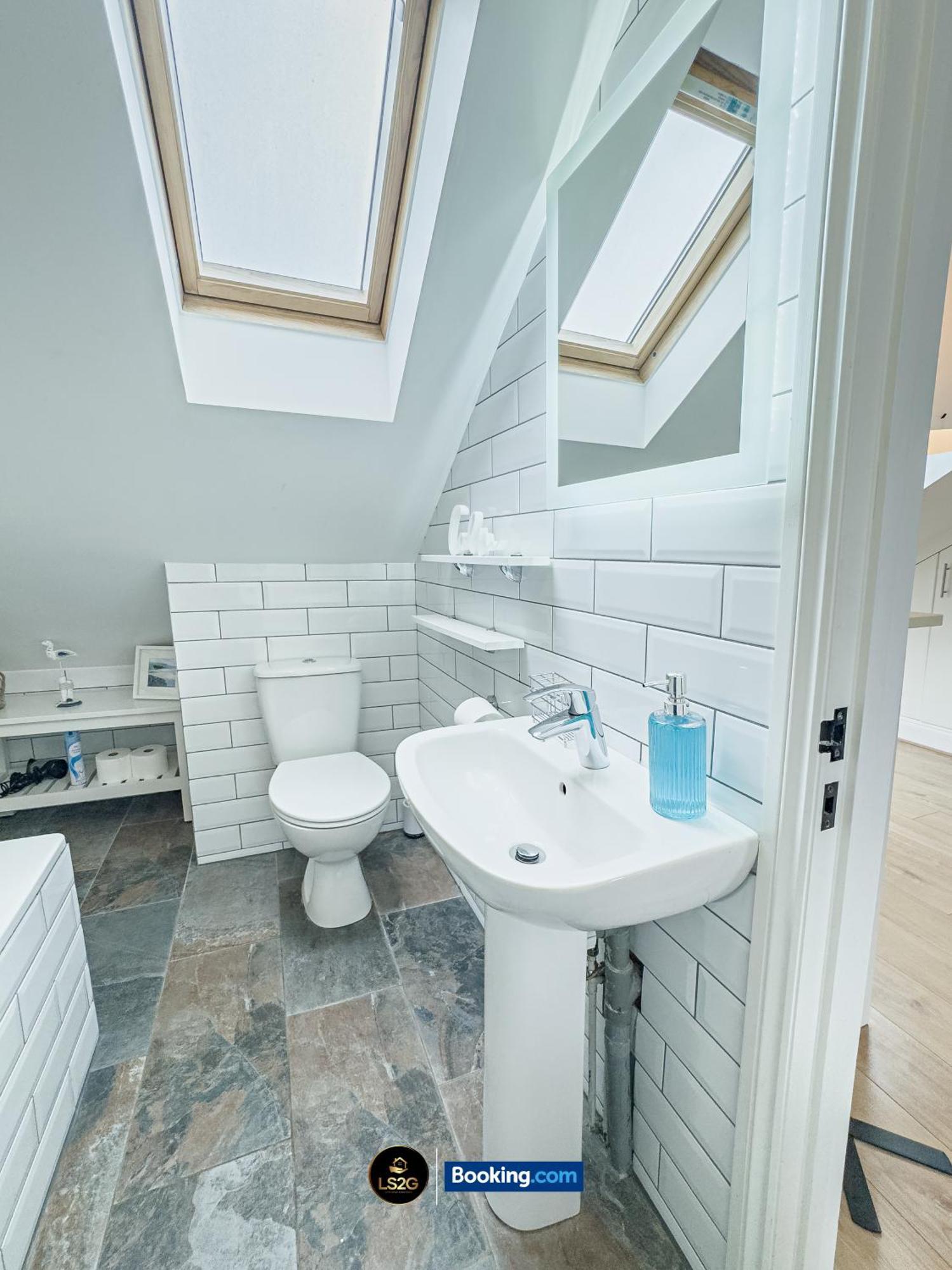 Vakantiehuis Stunning House By Ls2g Short Lets & Serviced Greater With Free Wifi *