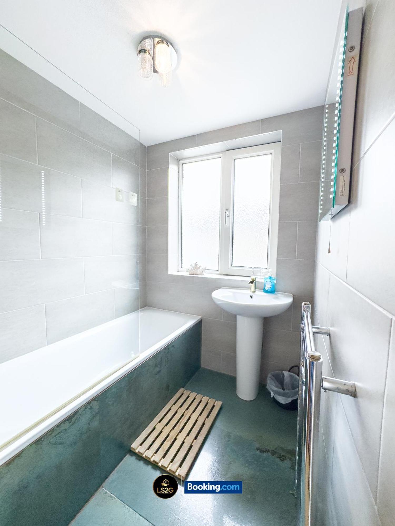 Vakantiehuis Stunning House By Ls2g Short Lets & Serviced Greater With Free Wifi Londen
