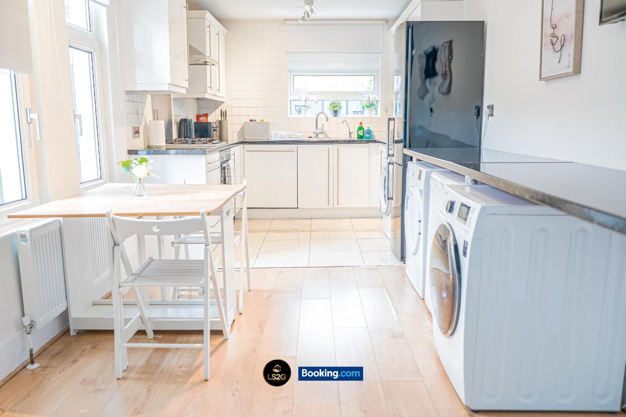 Vakantiehuis Stunning House By Ls2g Short Lets & Serviced Greater With Free Wifi