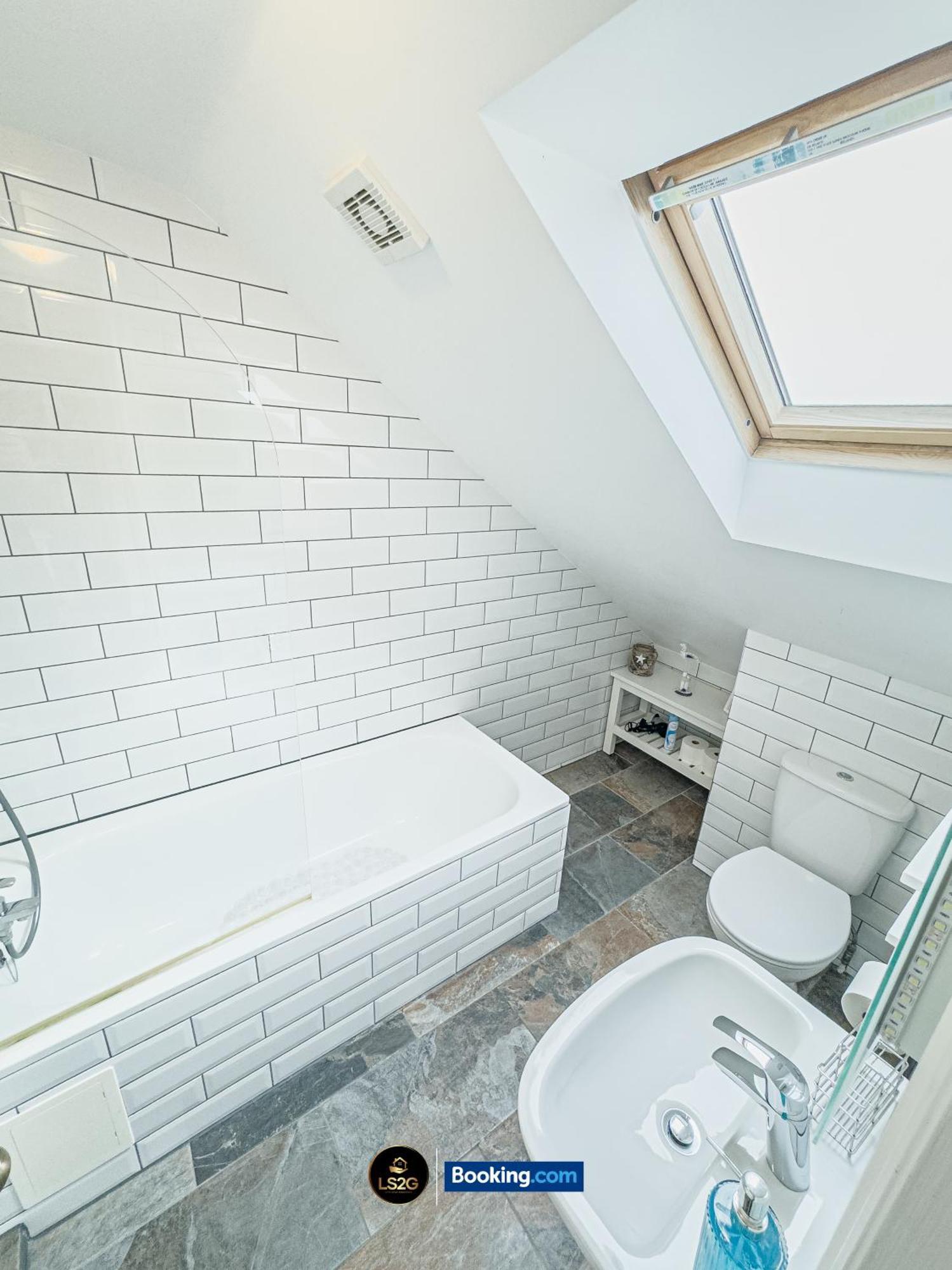 Stunning House By Ls2g Short Lets & Serviced Greater With Free Wifi Vakantiehuis *