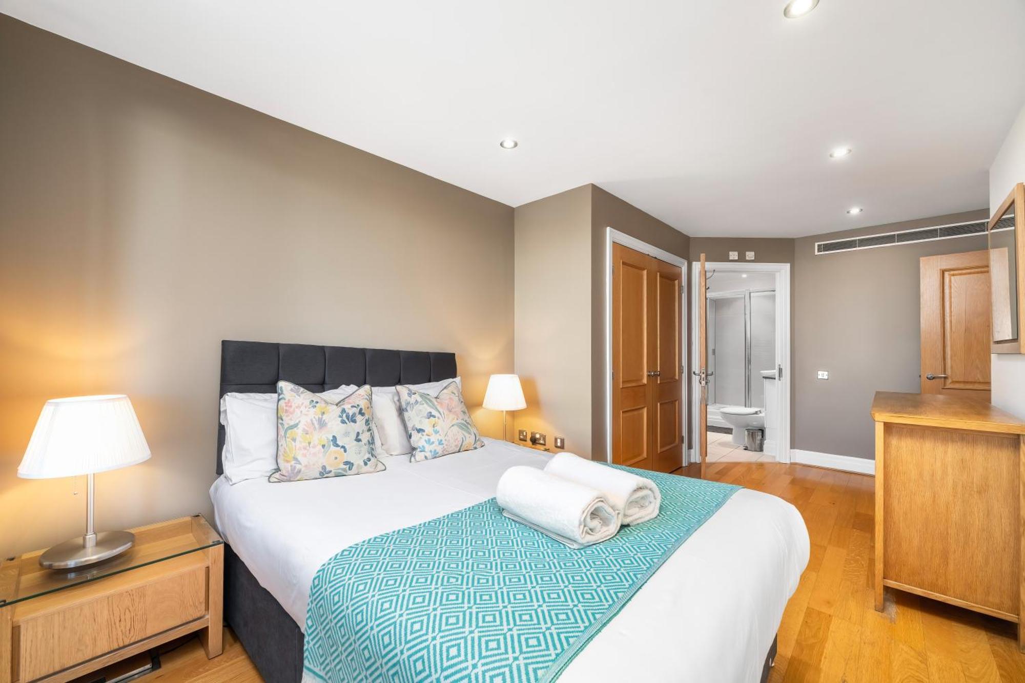 Modern Paddington Station 2 Bedroom Apartment