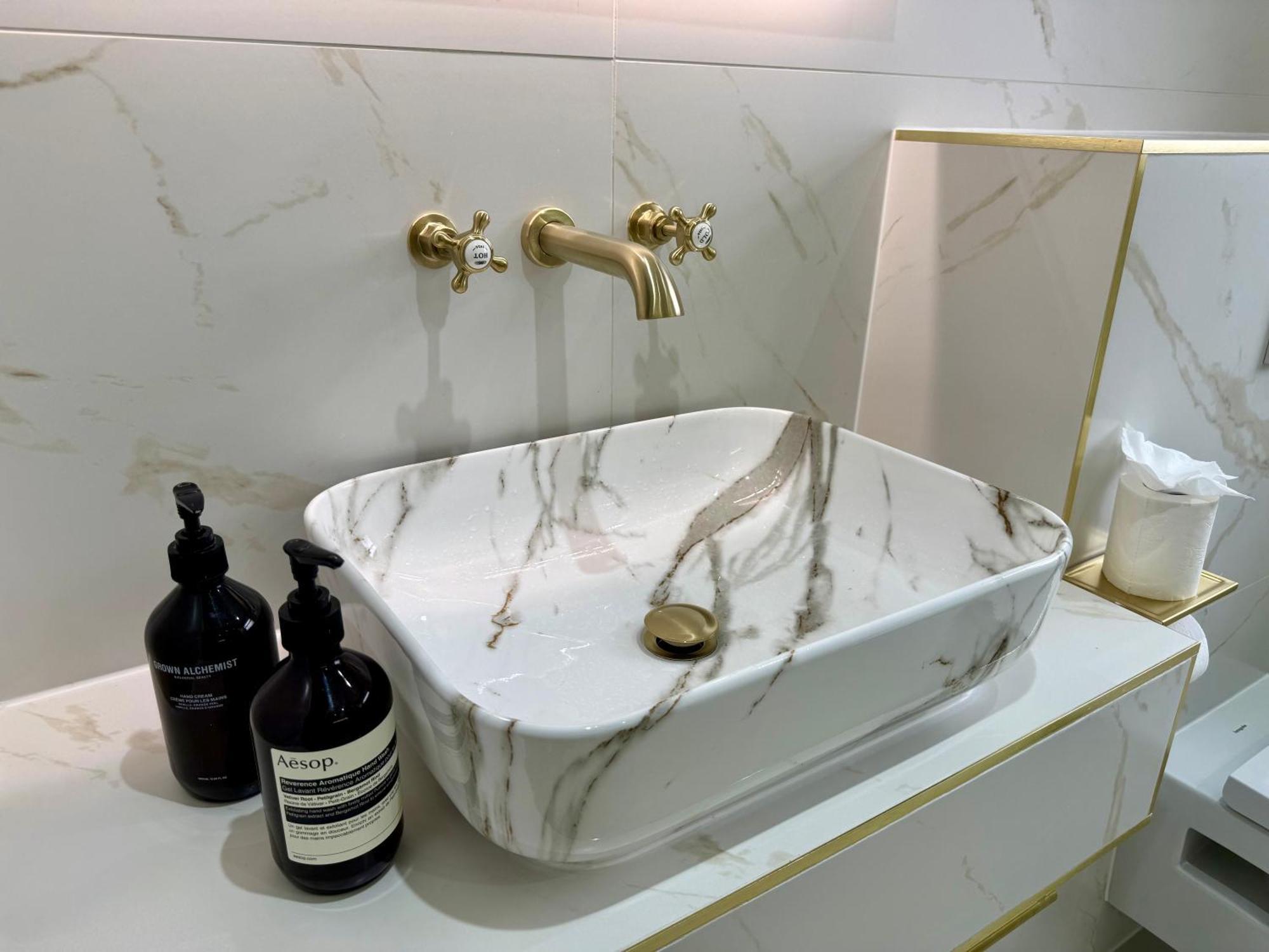 Appartement Central, Modern, Westfield, Close To Tube Station Londen