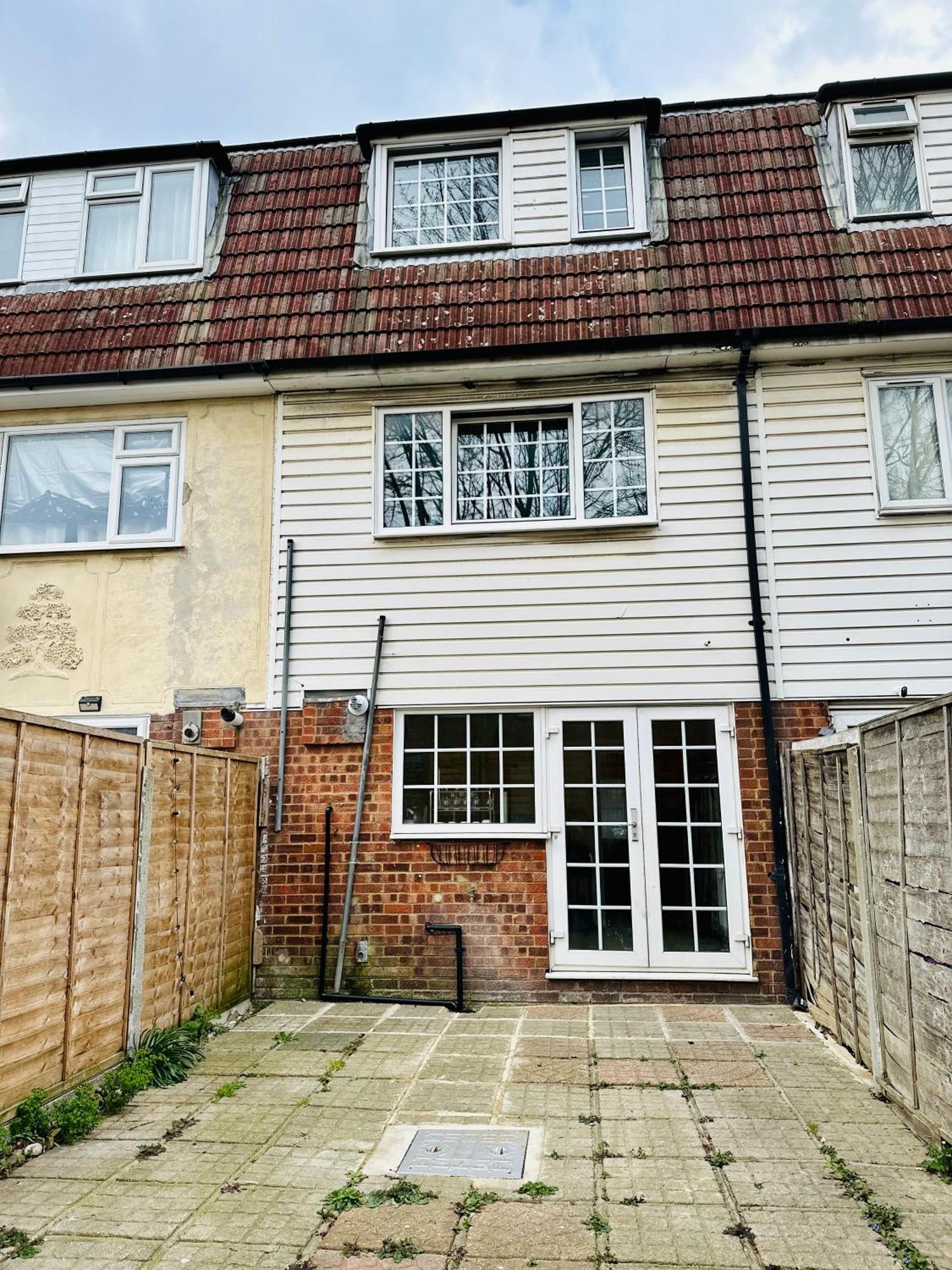 Wilkinsons Home-free Parking, Perfect For Contractors & Weekend Getaways, Near Airport & Excel London