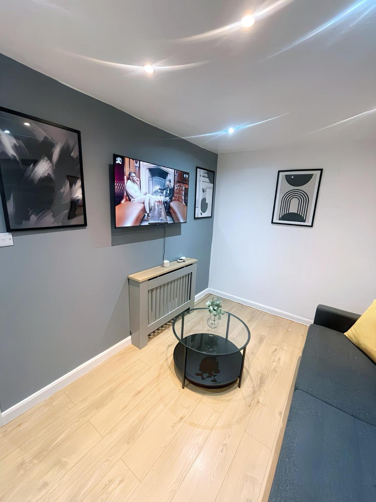 Apartment Stylish 2 Bedroom By Luxe Haven Homes Short Lets & Serviced Canning Town Greater With Free Wifi London