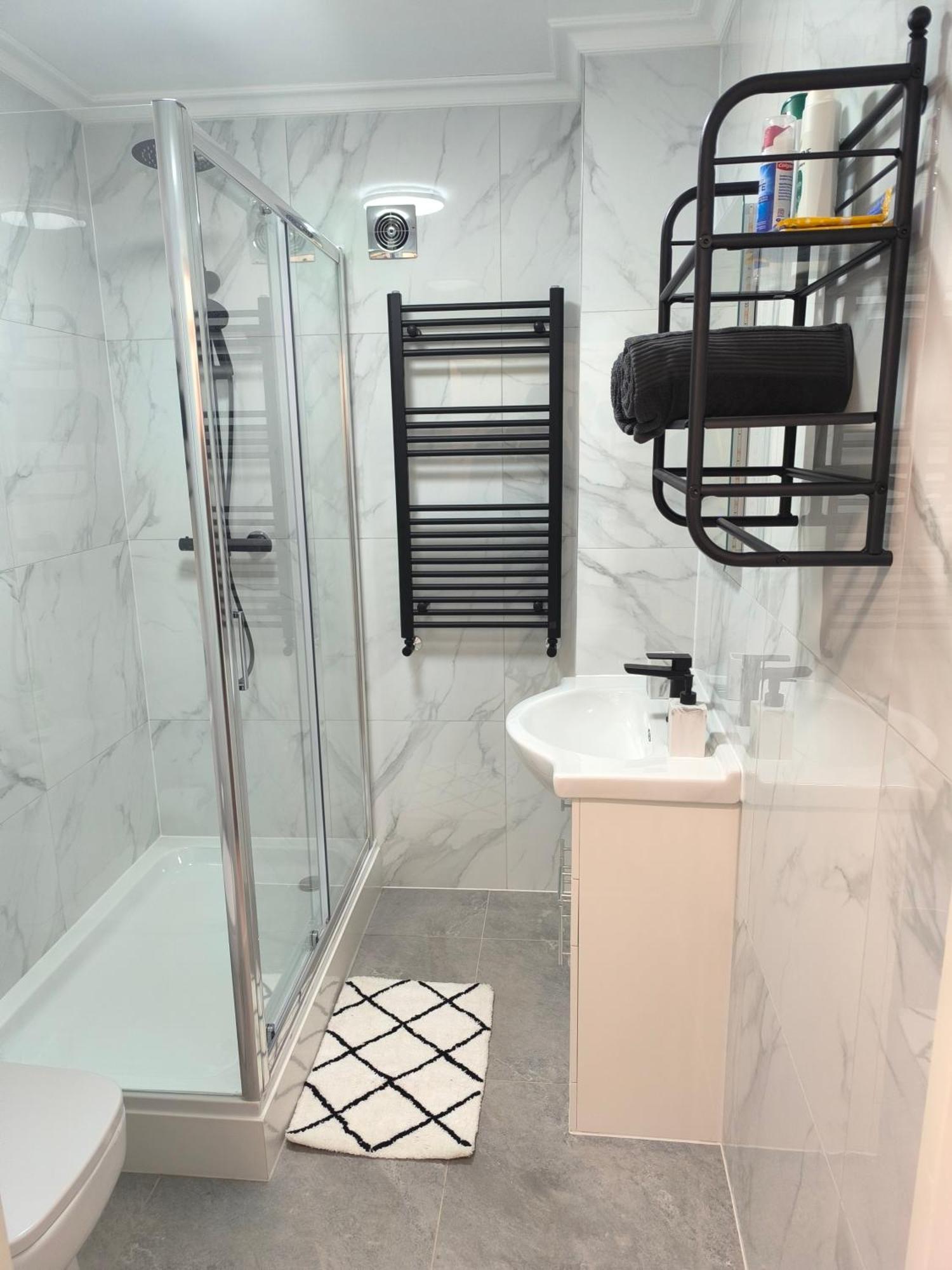 Full Equiped Rooms, Tooting Broadway Station Londen