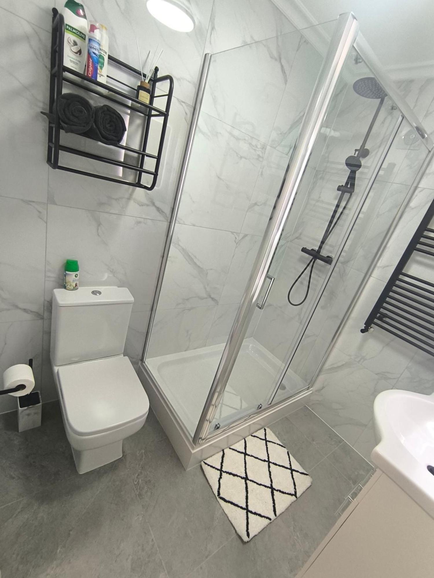 Full Equiped Rooms, Tooting Broadway Station * Londen