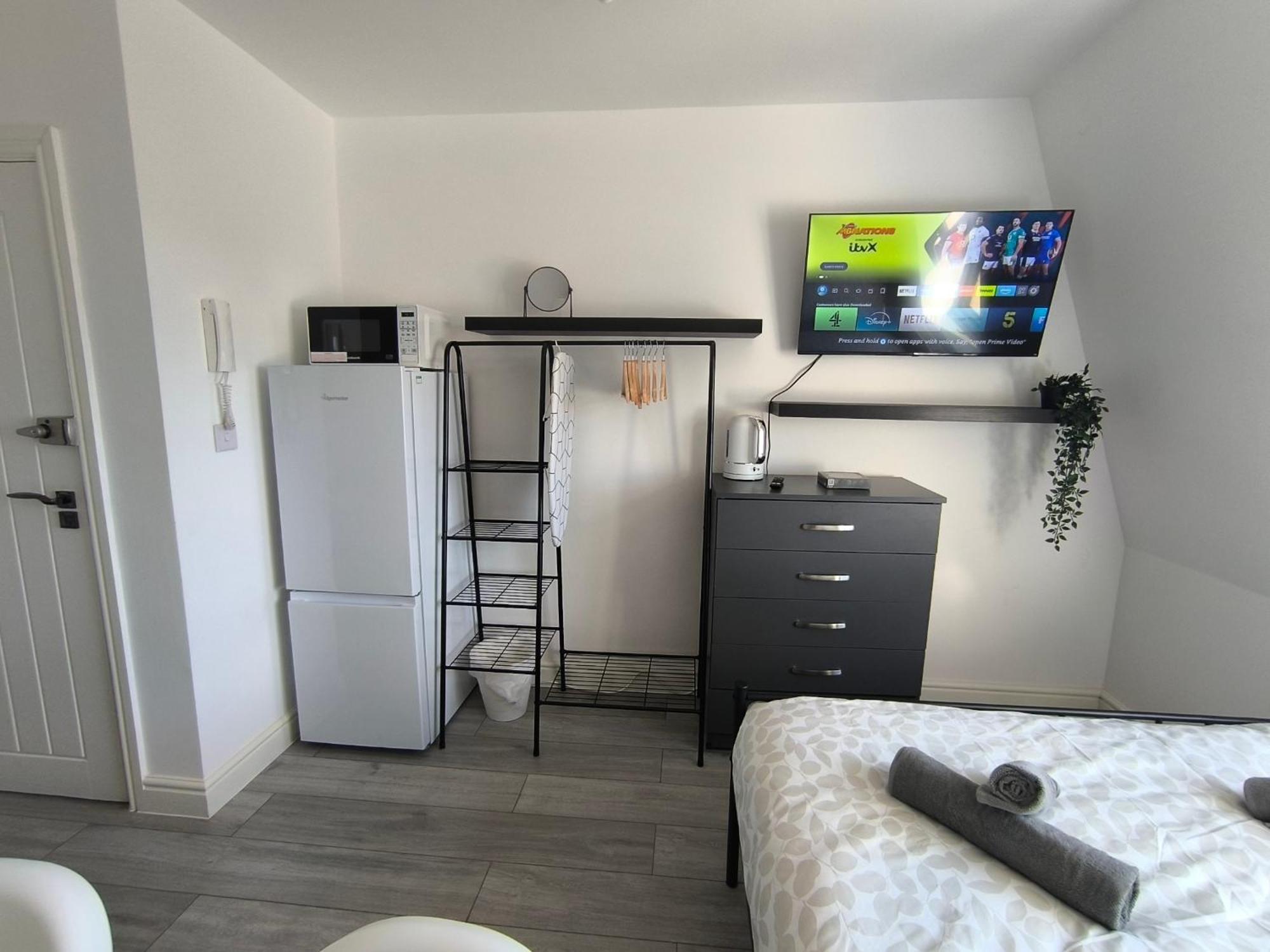 Full Equiped Rooms, Tooting Broadway Station * Londen