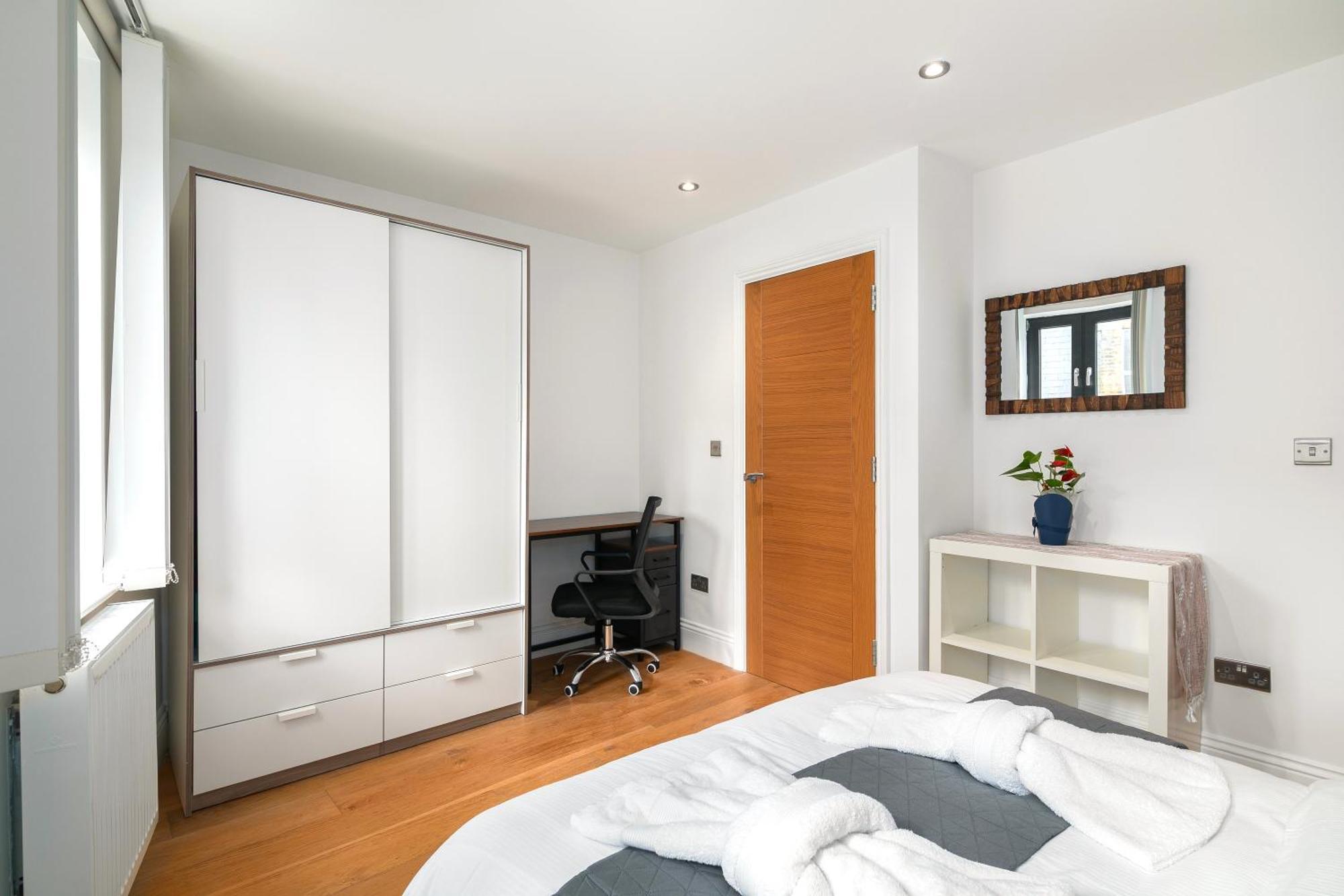 Brick Lane E2 3 Bedroom 2 Living 2 Bathroom Balcony *