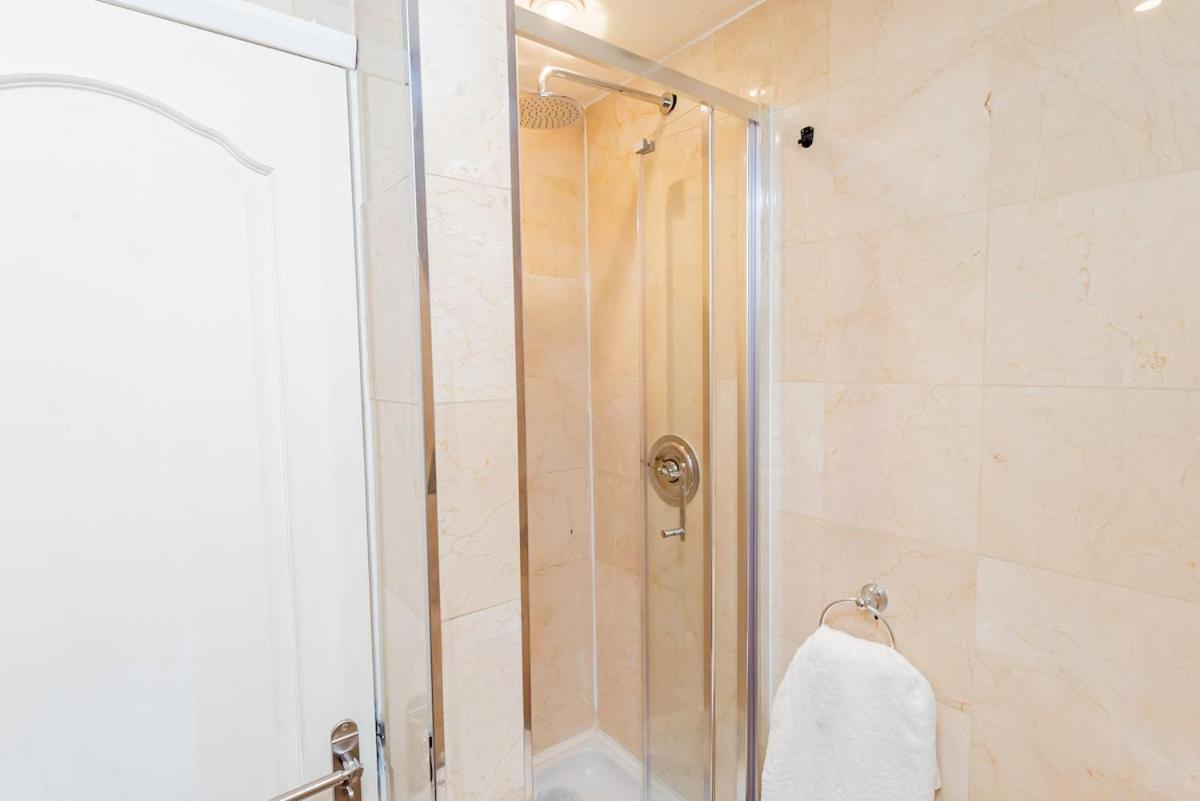 Apartment Stylish 2br Near Hyde Park & Museums, Kensington London