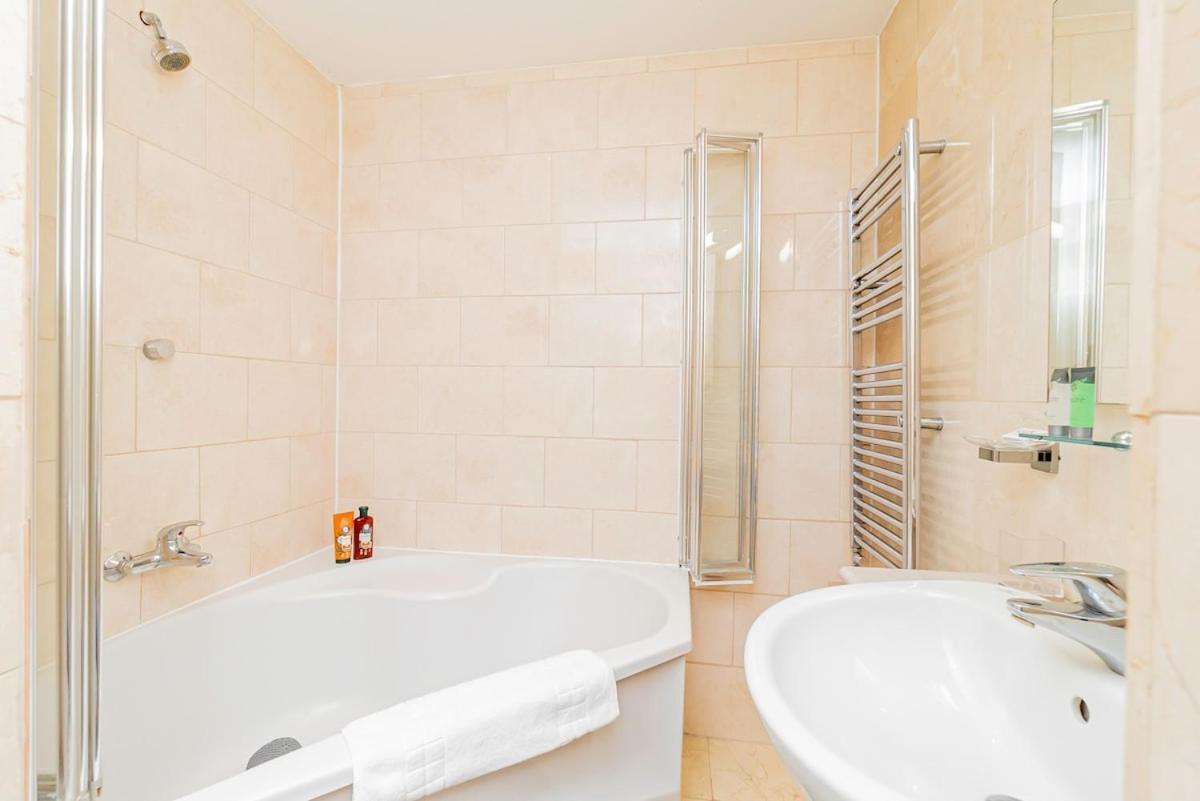 Stylish 2br Near Hyde Park & Museums, Kensington Apartment London