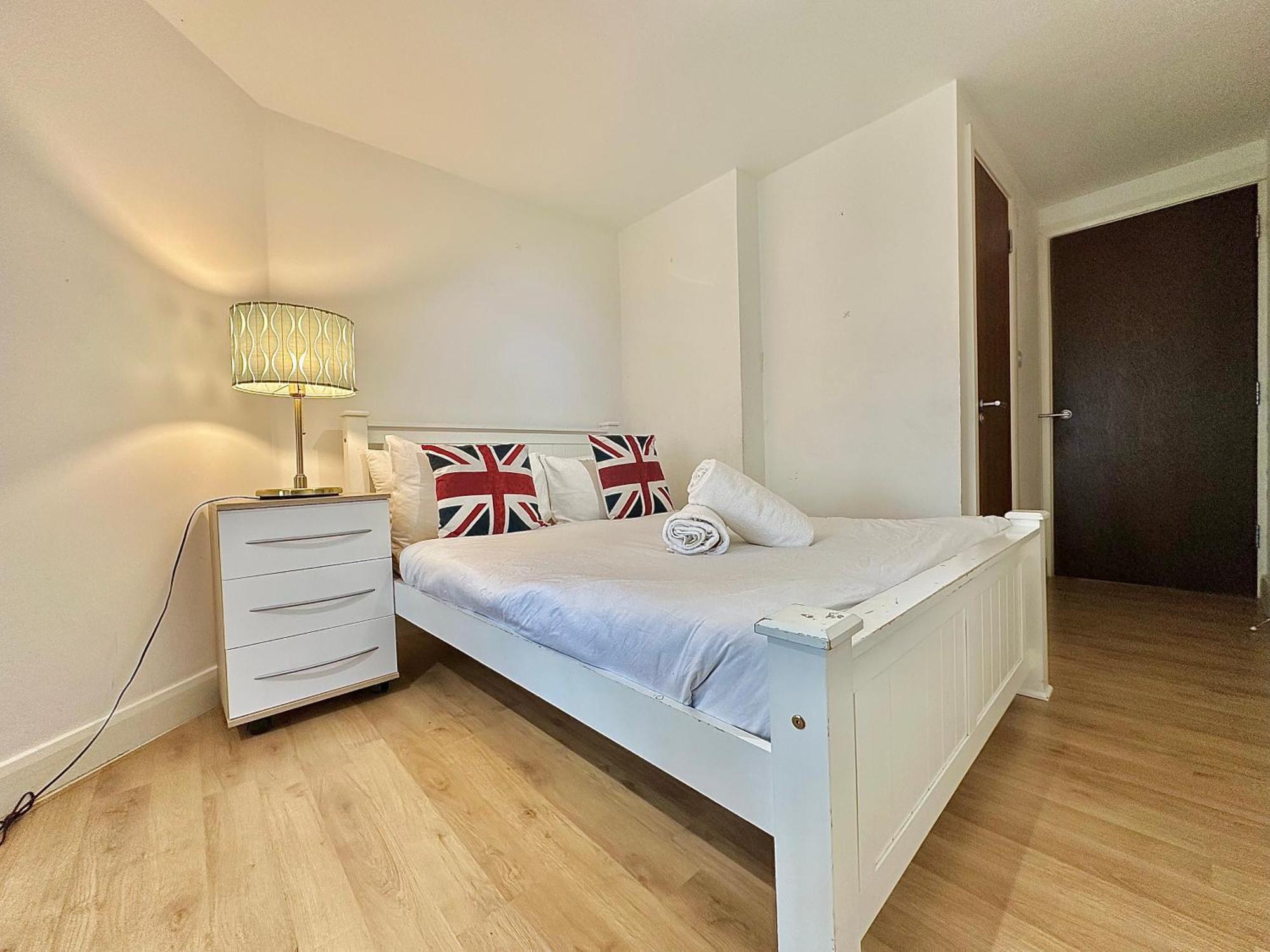 Large Flat In West Appartement Londen