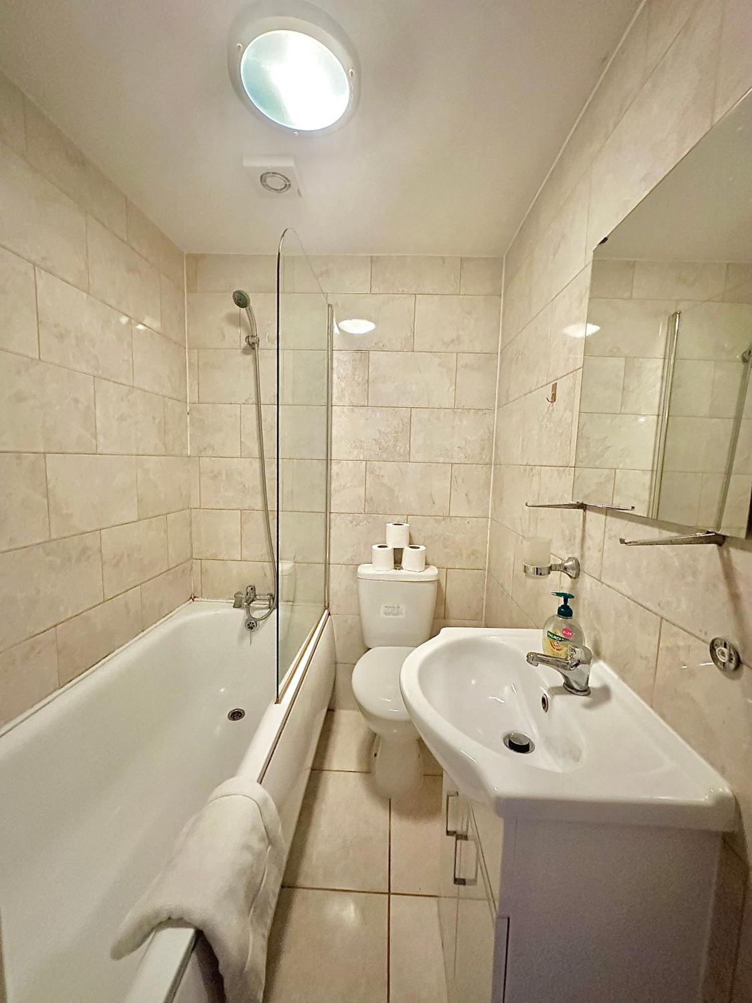 Large Flat In West * Londen