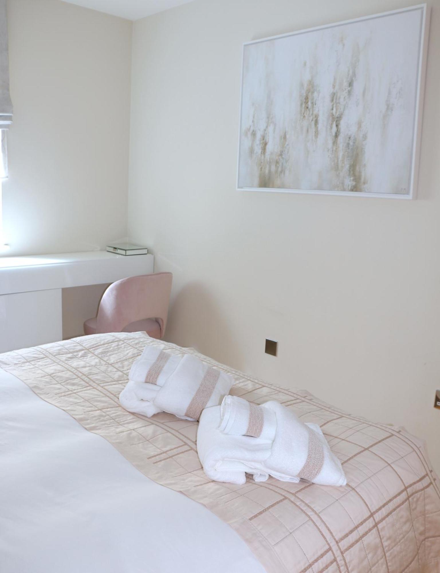 Elegant Designer By Chelsea Bridge & Battersea Power Station Apartment London
