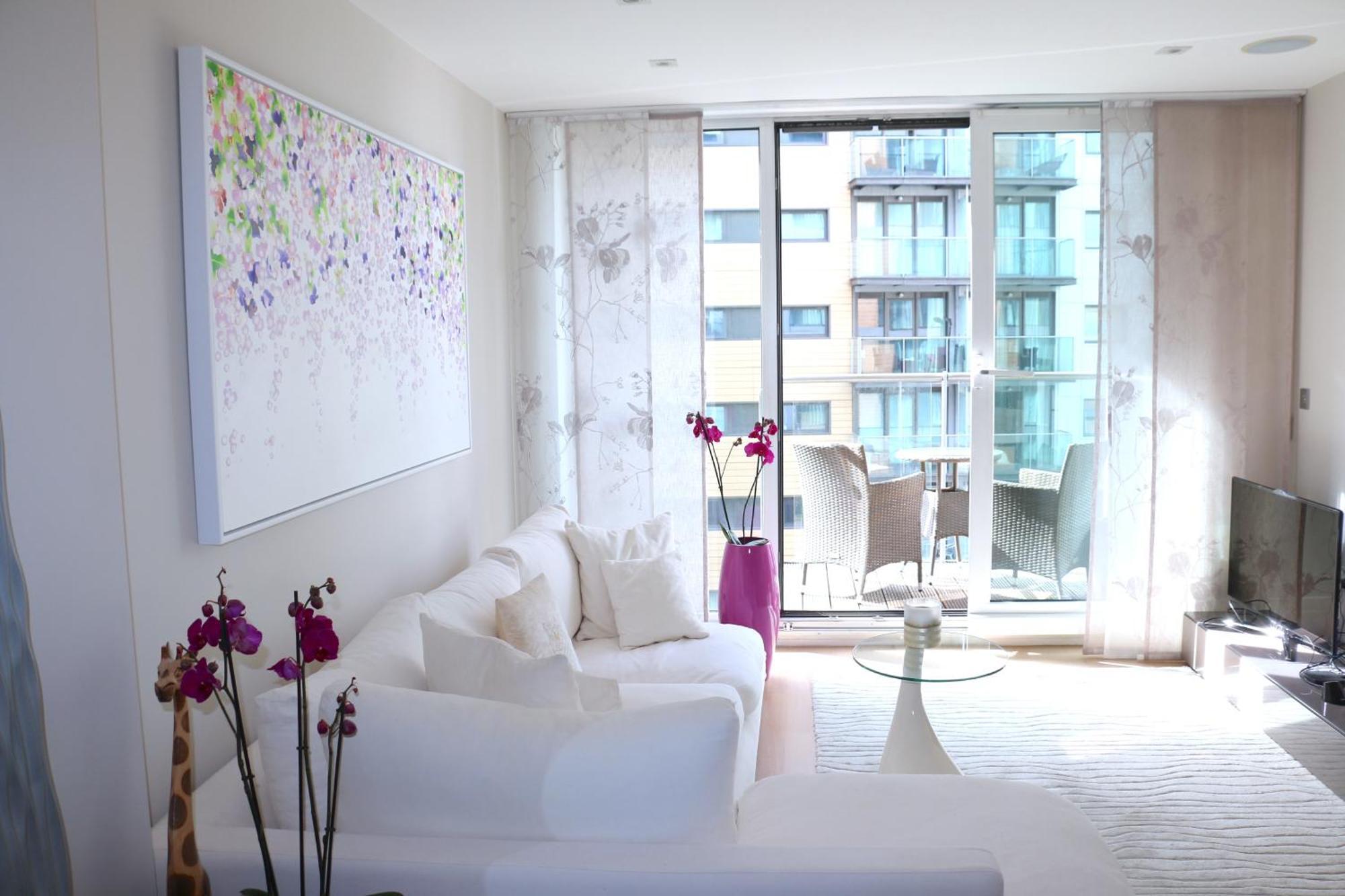 Elegant Designer By Chelsea Bridge & Battersea Power Station * London