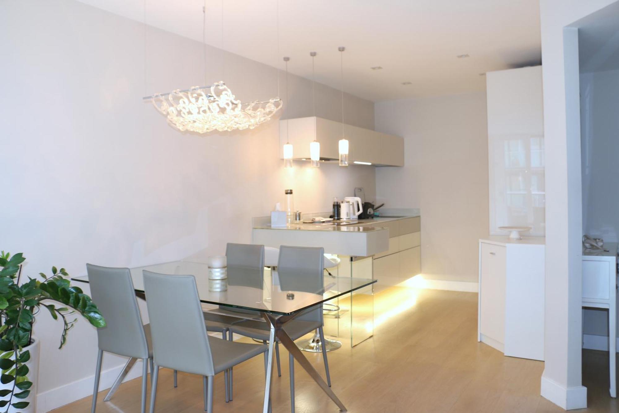 Elegant Designer By Chelsea Bridge & Battersea Power Station *