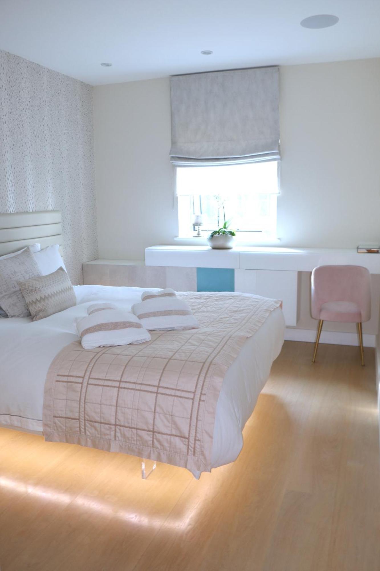 Elegant Designer By Chelsea Bridge & Battersea Power Station London