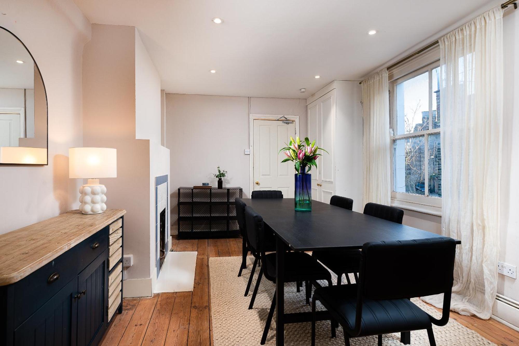 Vesto Three Bedroom Duplex In Clapham Londen