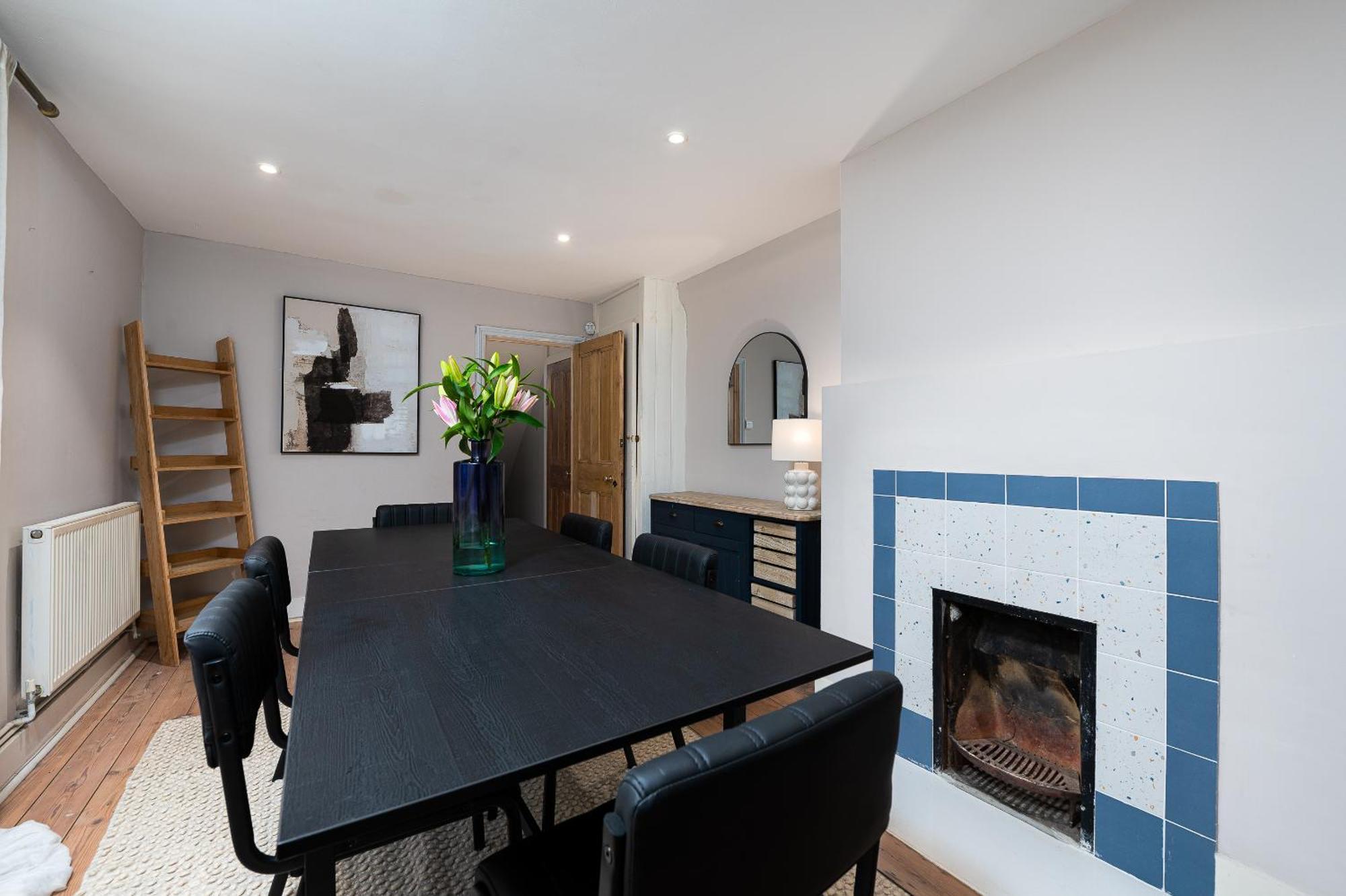Vesto Three Bedroom Duplex In Clapham Apartment