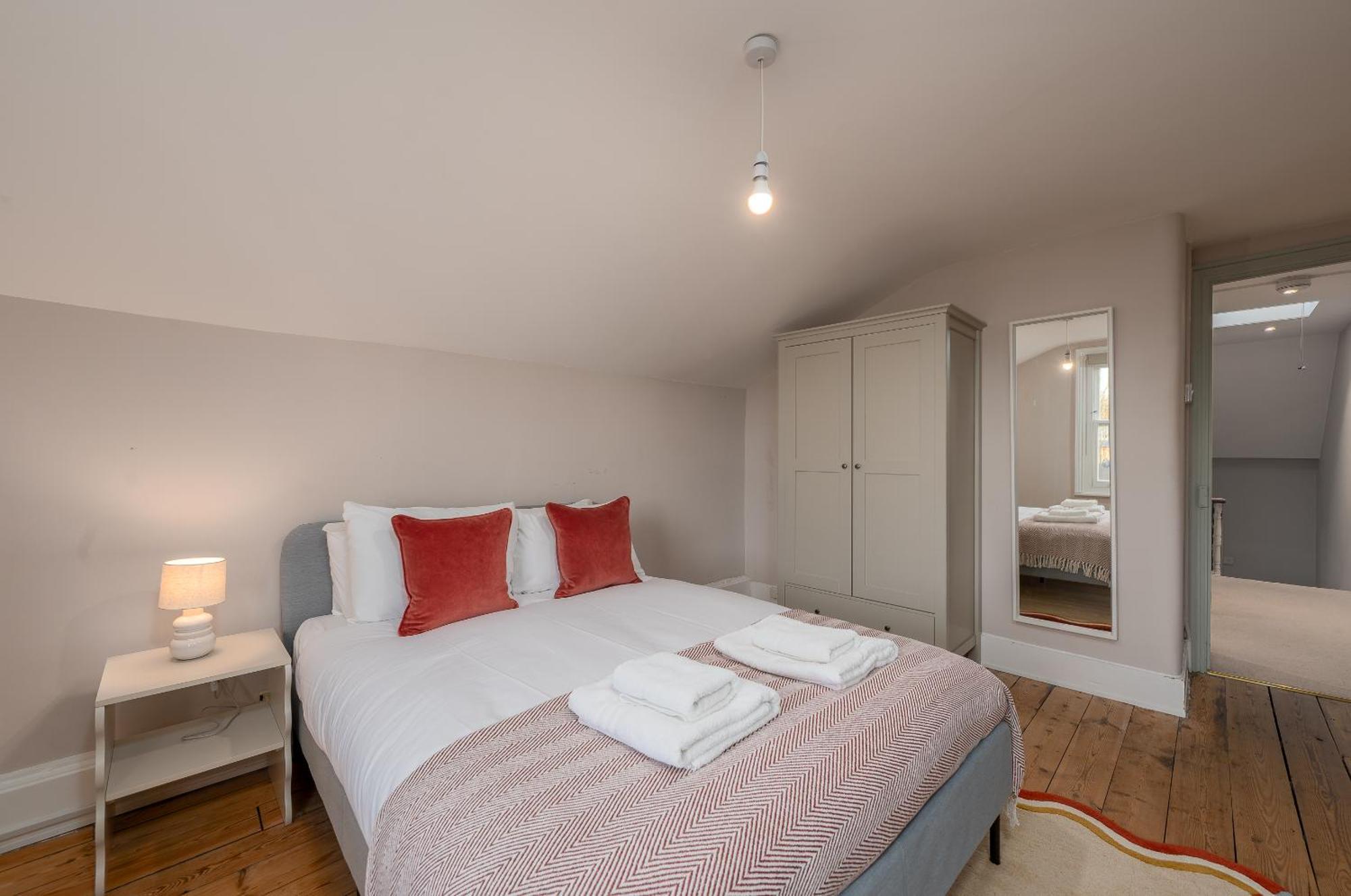 Vesto Three Bedroom Duplex In Clapham London