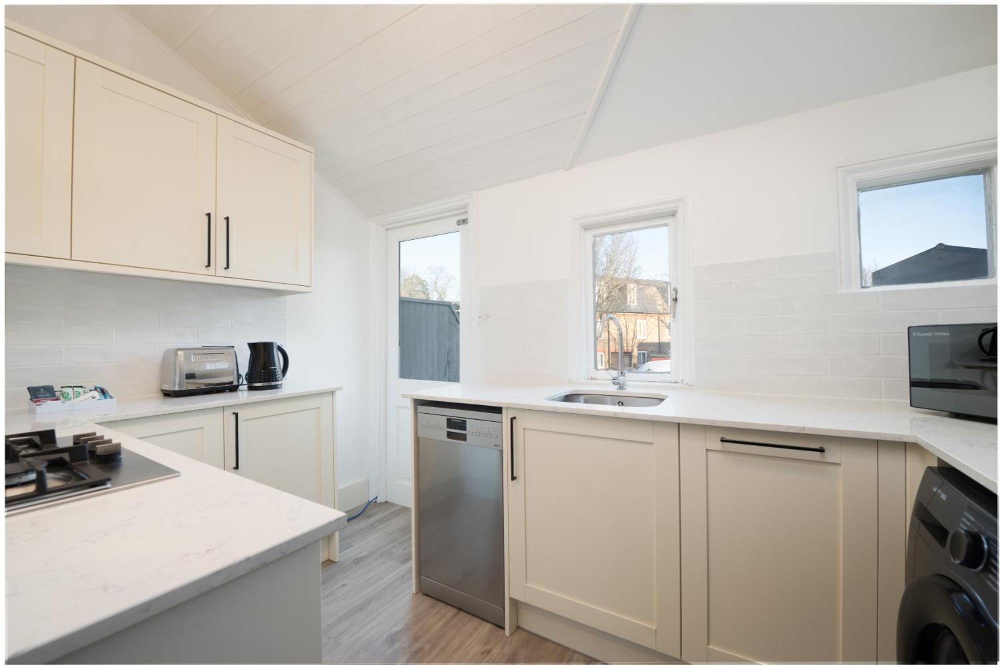 Vesto Three Bedroom Duplex In Clapham * London