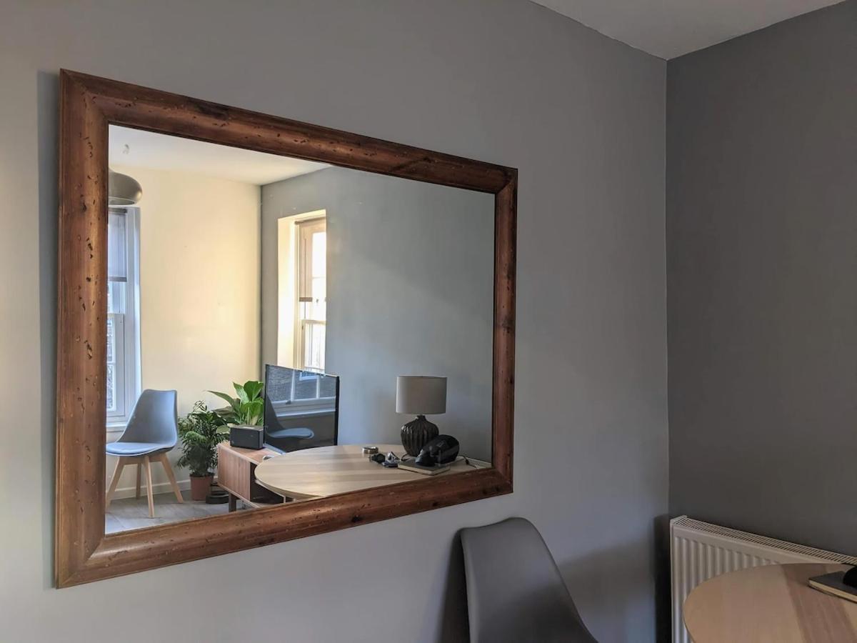 Spacious One Bedroom Flat Zone 1 Apartment