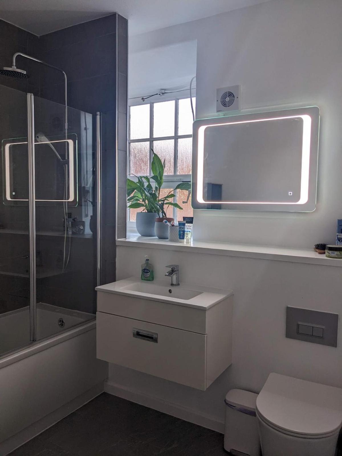 Spacious One Bedroom Flat Zone 1 Apartment