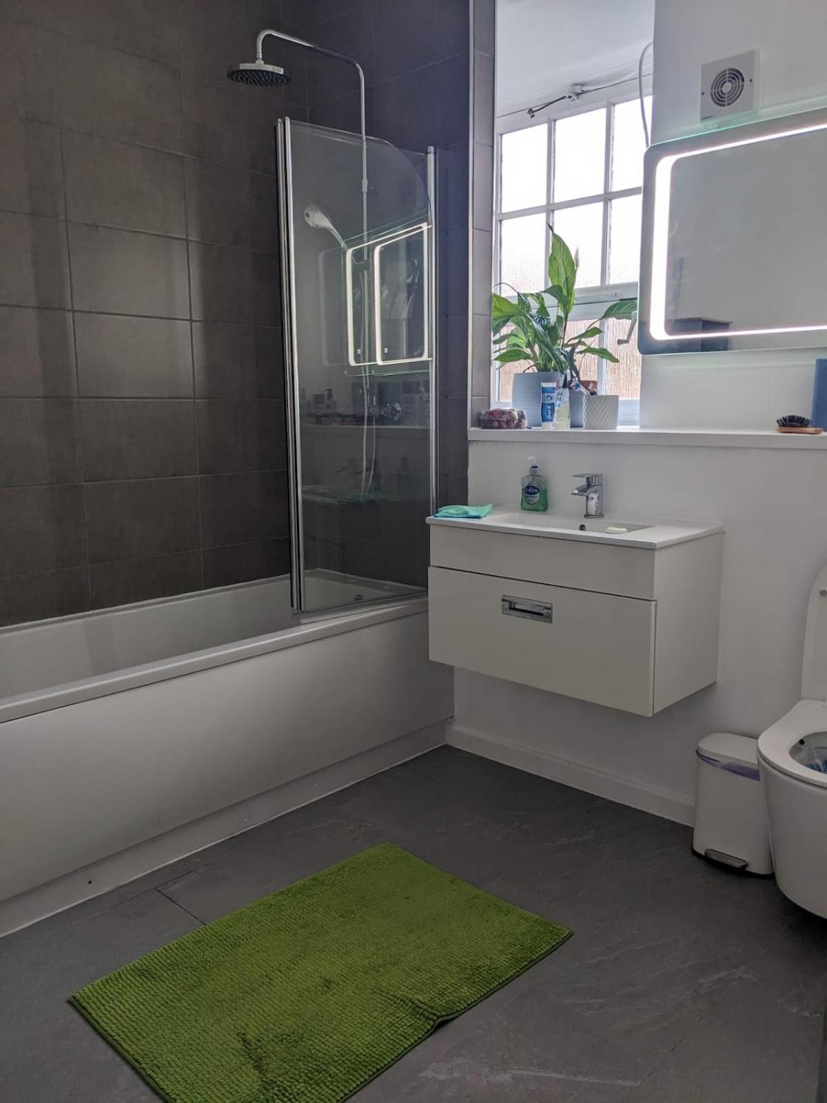 Spacious One Bedroom Flat Zone 1 *