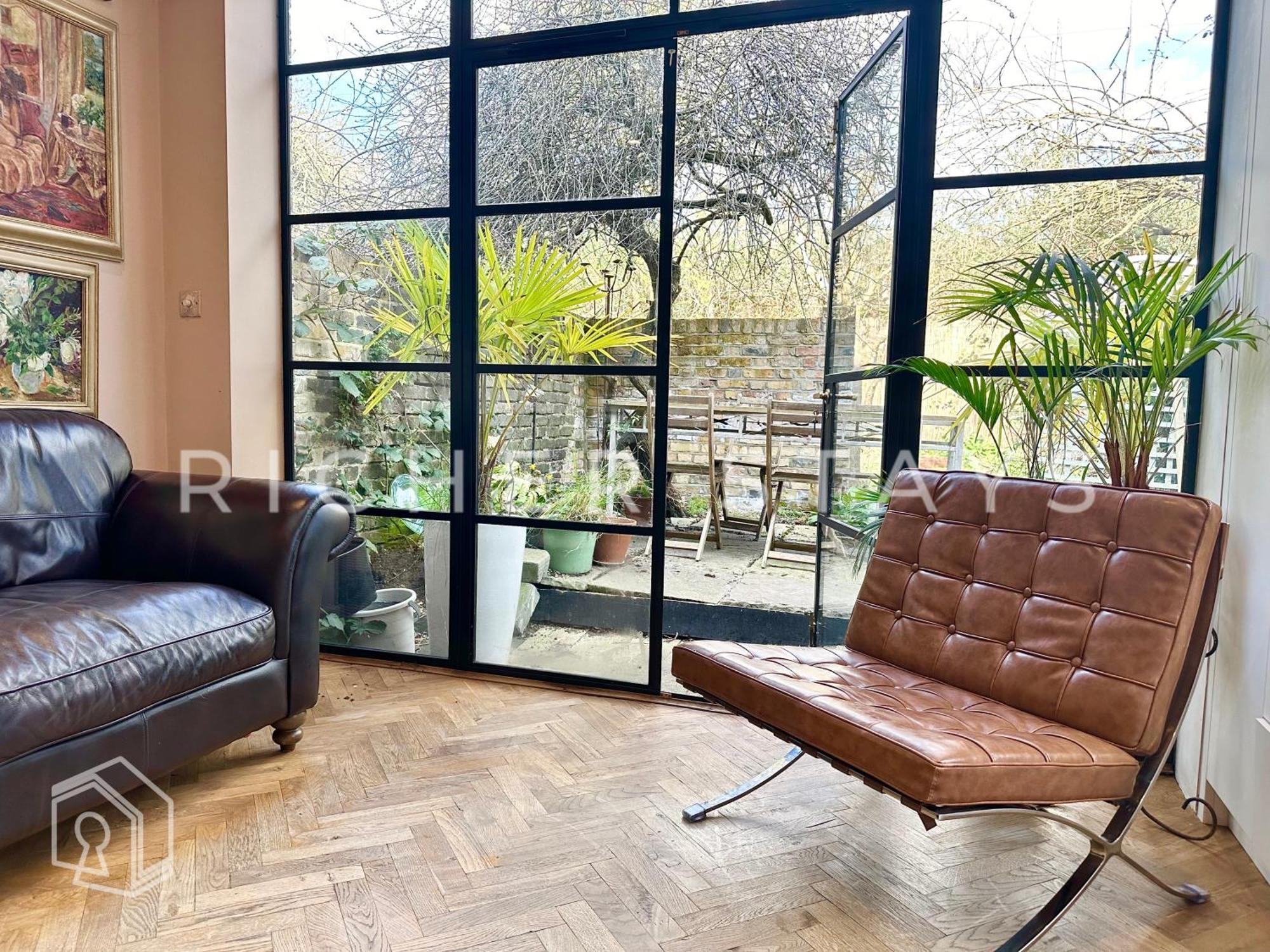 Bohemian Notting Hill Flat, Garden & Amenities