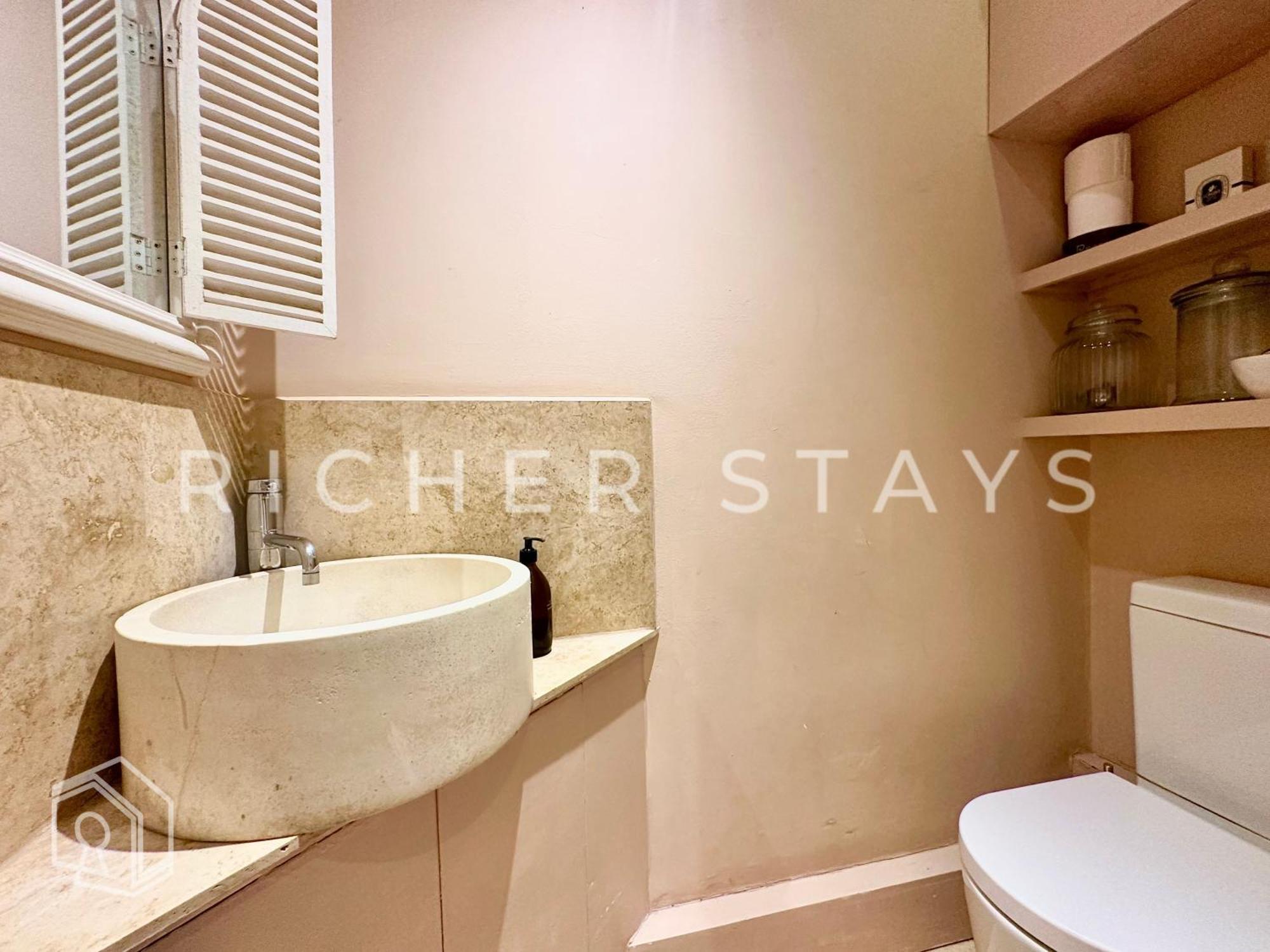 Bohemian Notting Hill Flat, Garden & Amenities * London