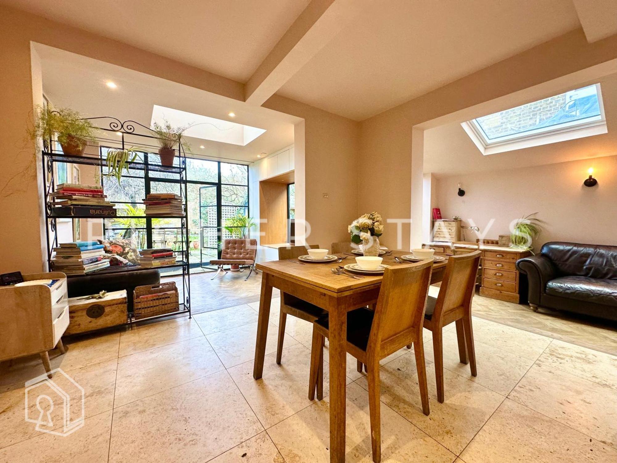 Bohemian Notting Hill Flat, Garden & Amenities Apartment