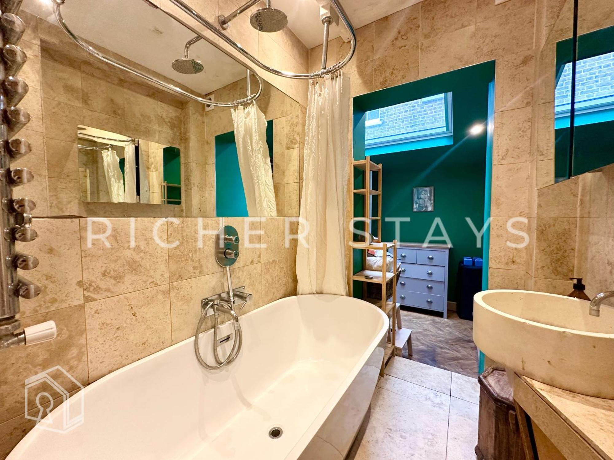 Bohemian Notting Hill Flat, Garden & Amenities Apartment