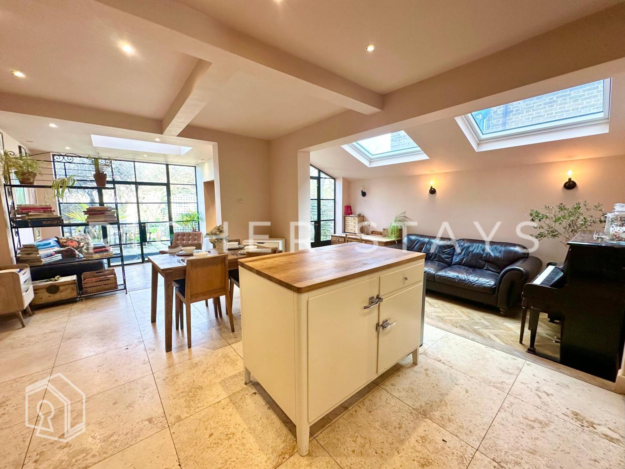 Bohemian Notting Hill Flat, Garden & Amenities * London